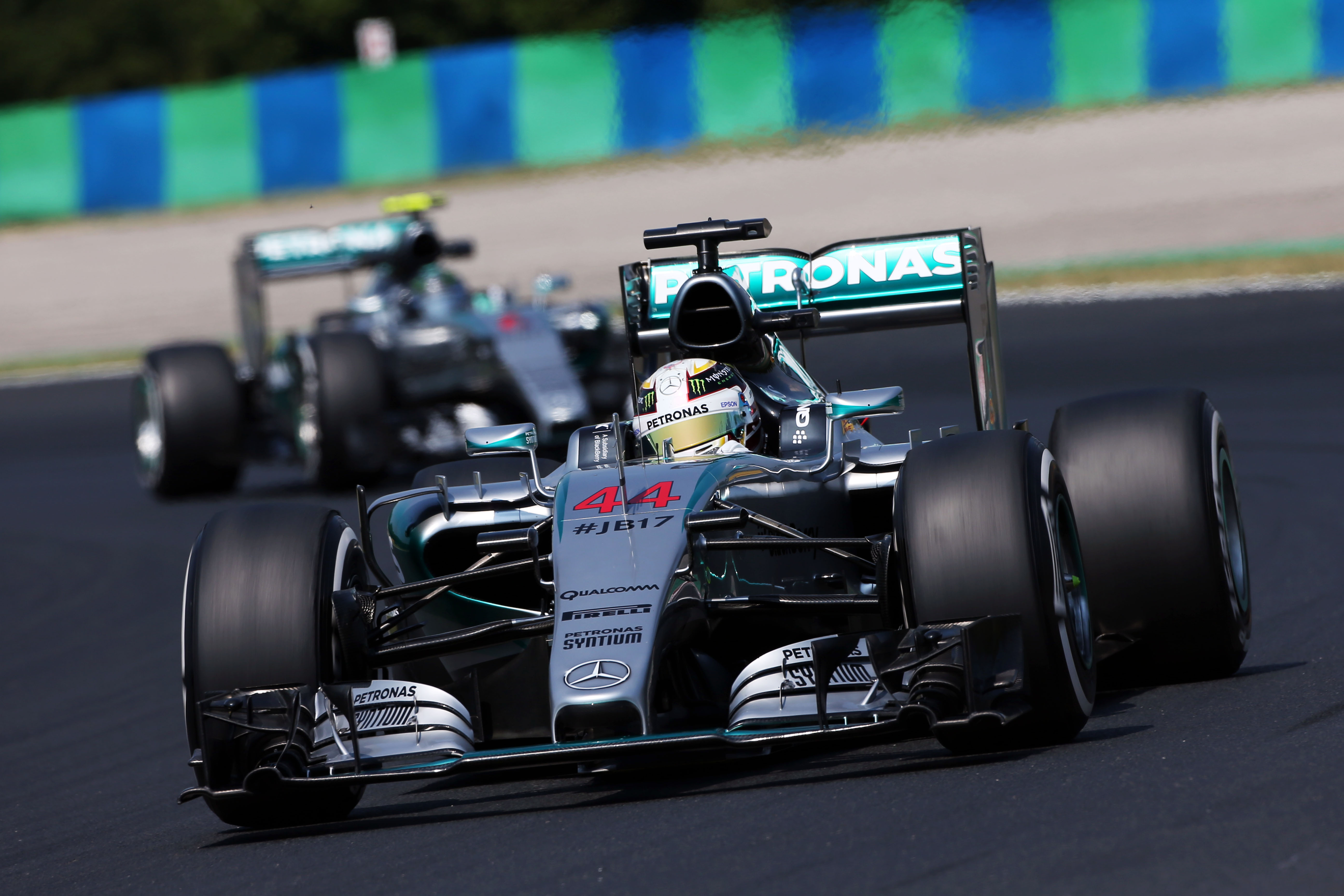 VT2: Hamilton bovenaan, problemen voor Renault