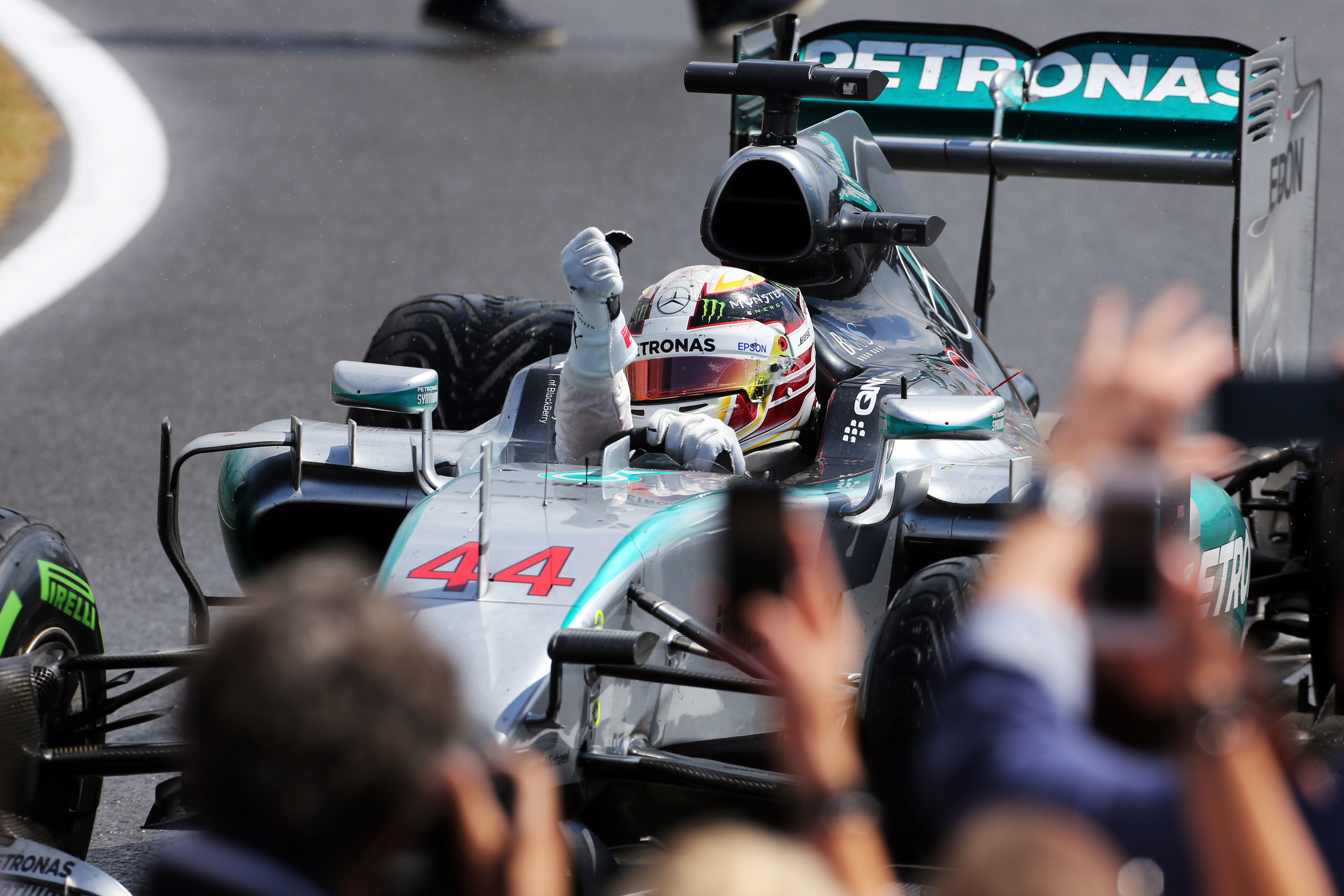 Race: Hamilton wint spectaculaire thuisrace
