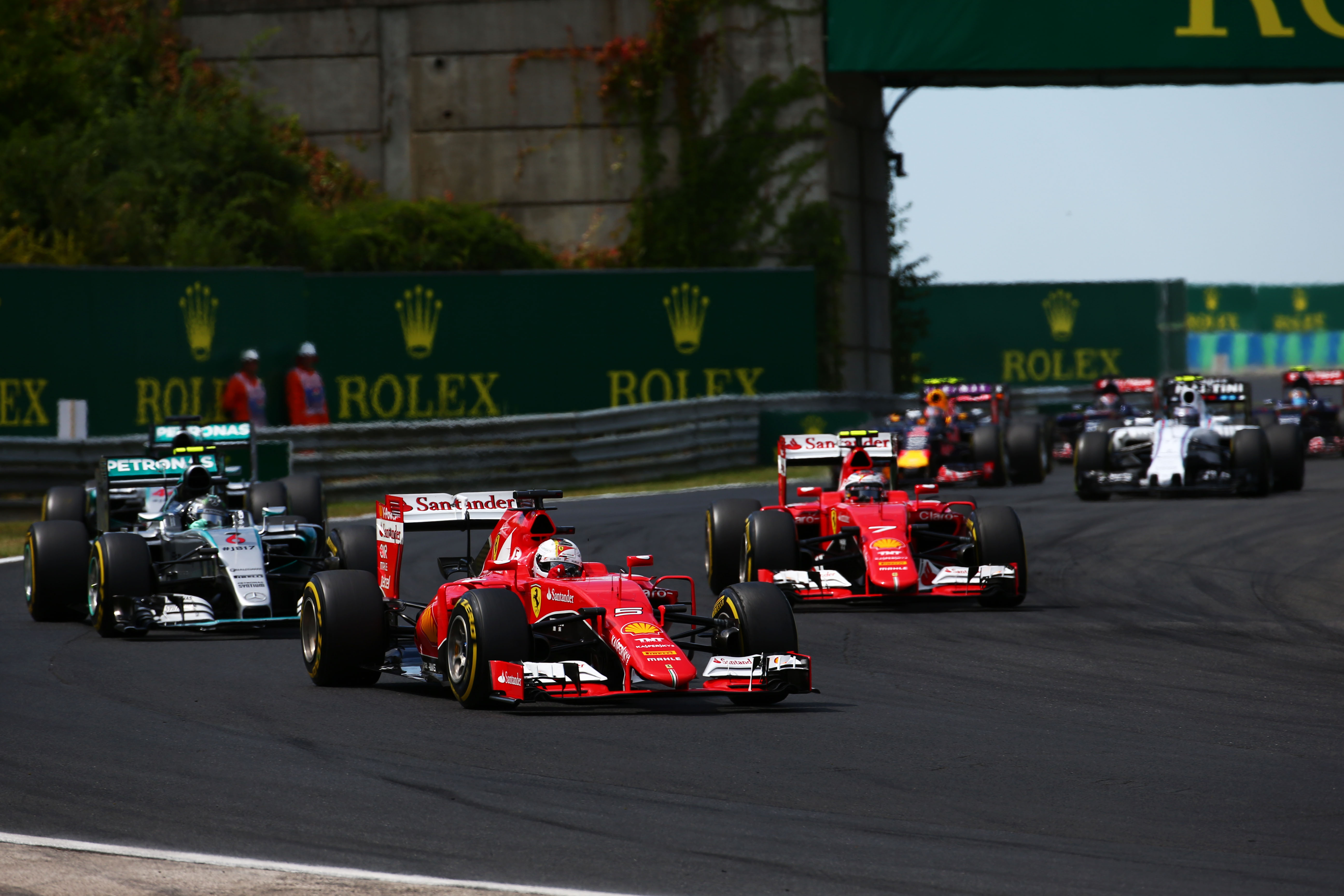 Race: Vettel wint kraker, Verstappen vierde