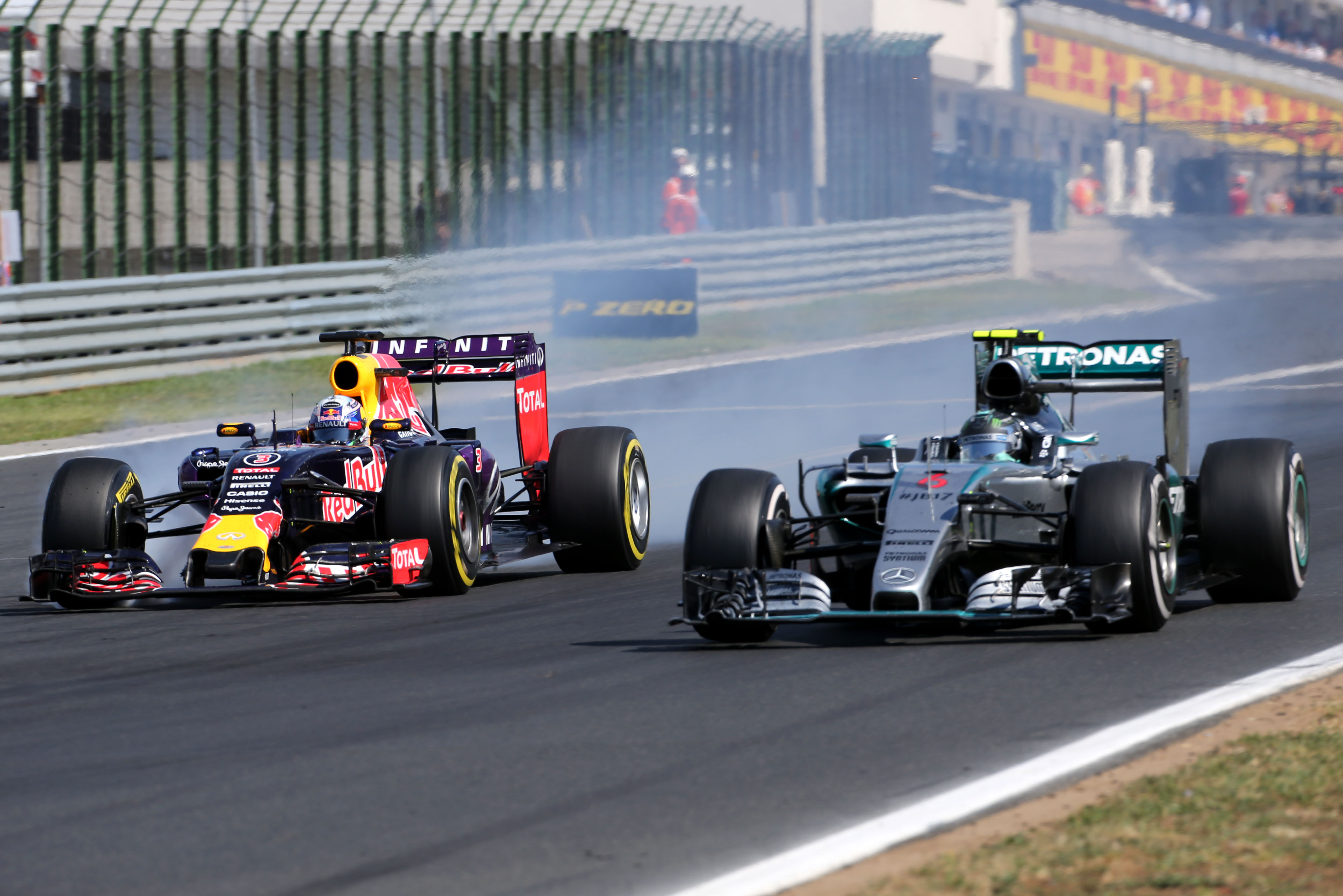 ‘Red Bull onderhandelt met Mercedes over motor’