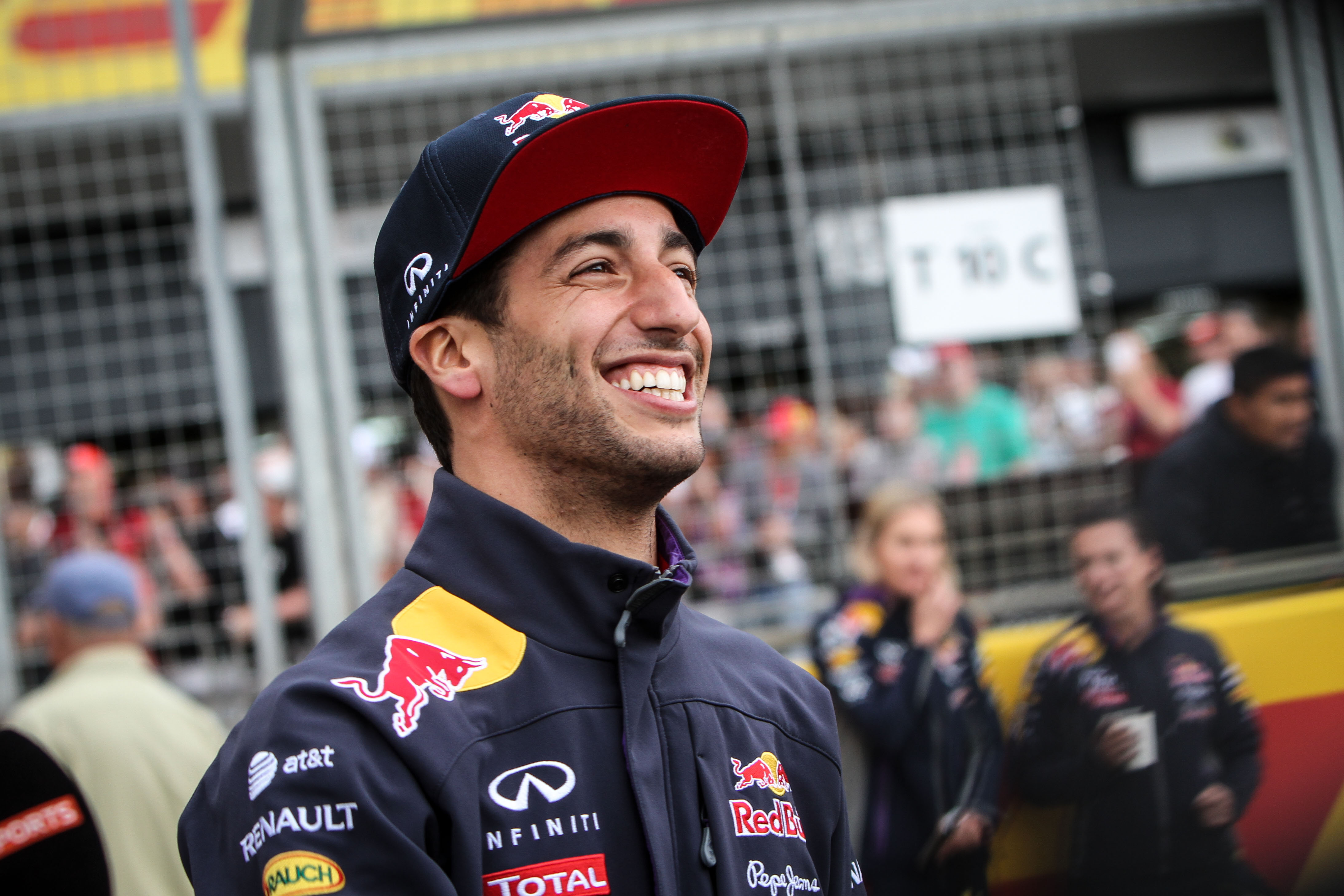 Ricciardo lacht om Ferrari-geruchten