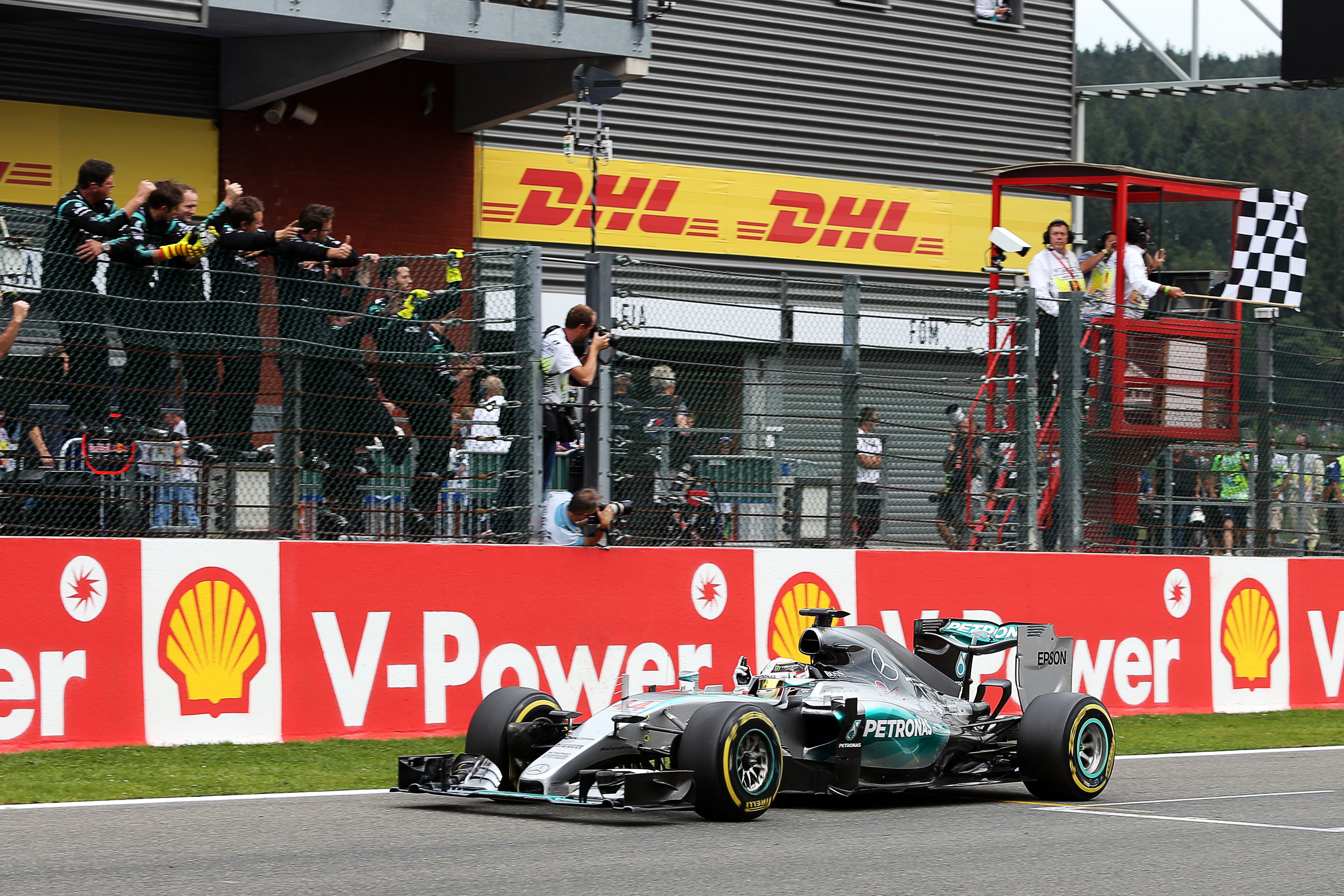 Hamilton geniet van zege na ‘fantastisch weekend’