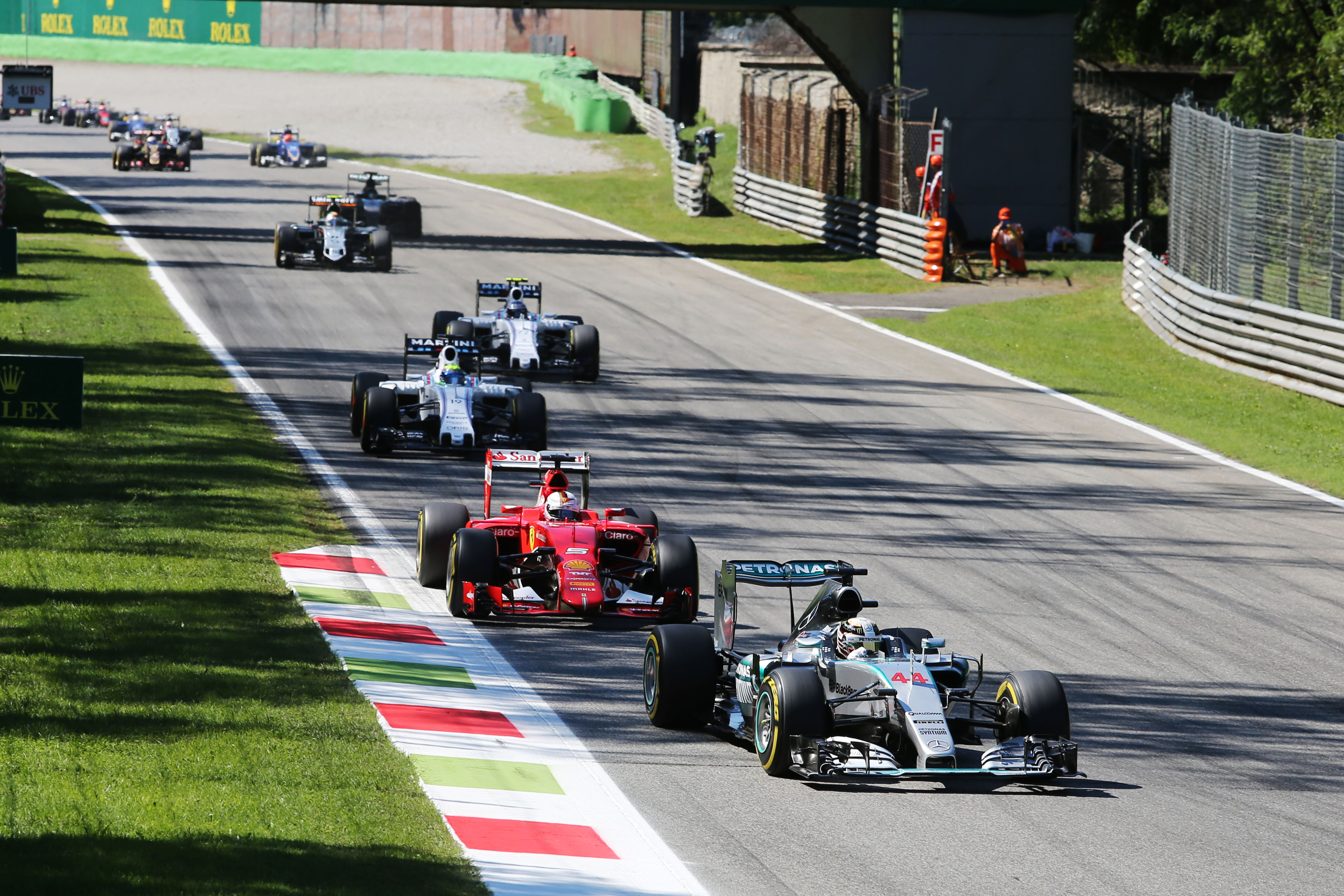 Race: Hamilton wint eenvoudig in Monza