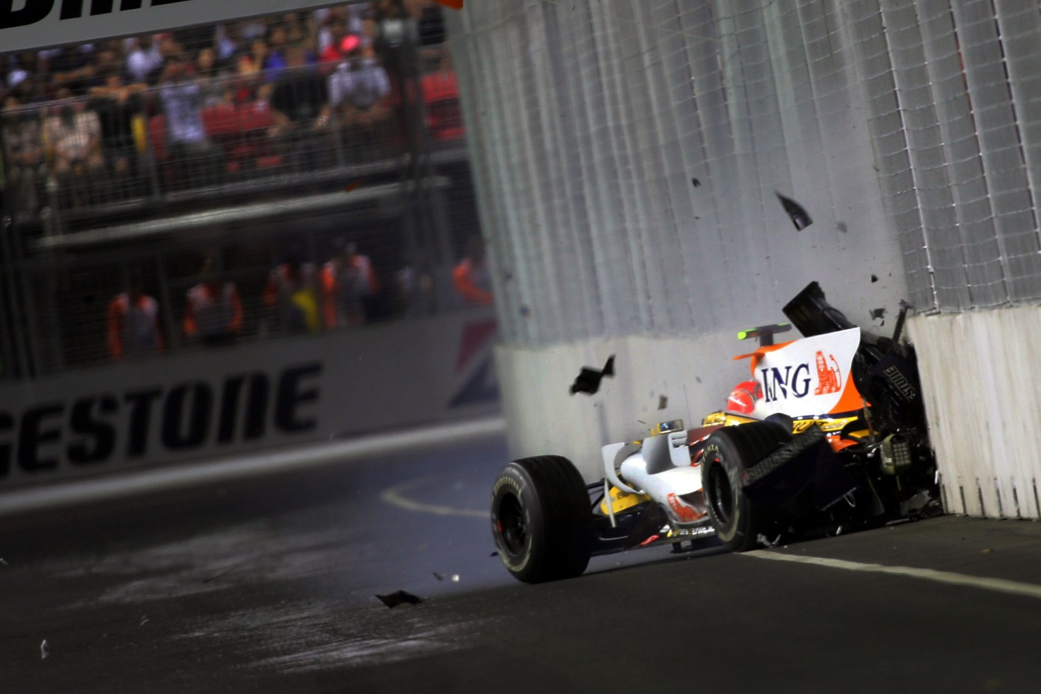 Het beslissende moment in de race. Piquet jr. crasht, waardoor Alonso wint.