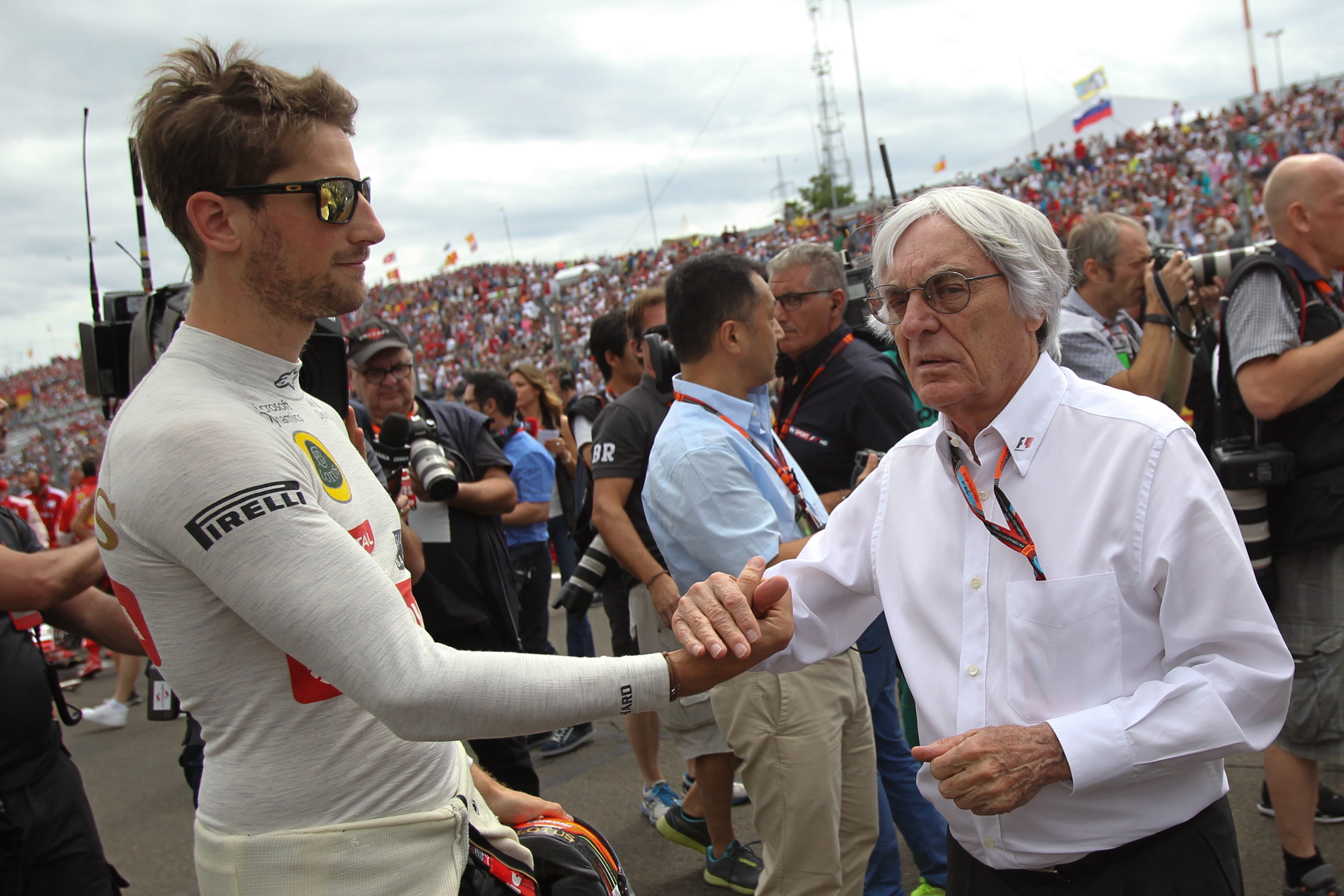 Ecclestone schiet noodlijdend Lotus te hulp