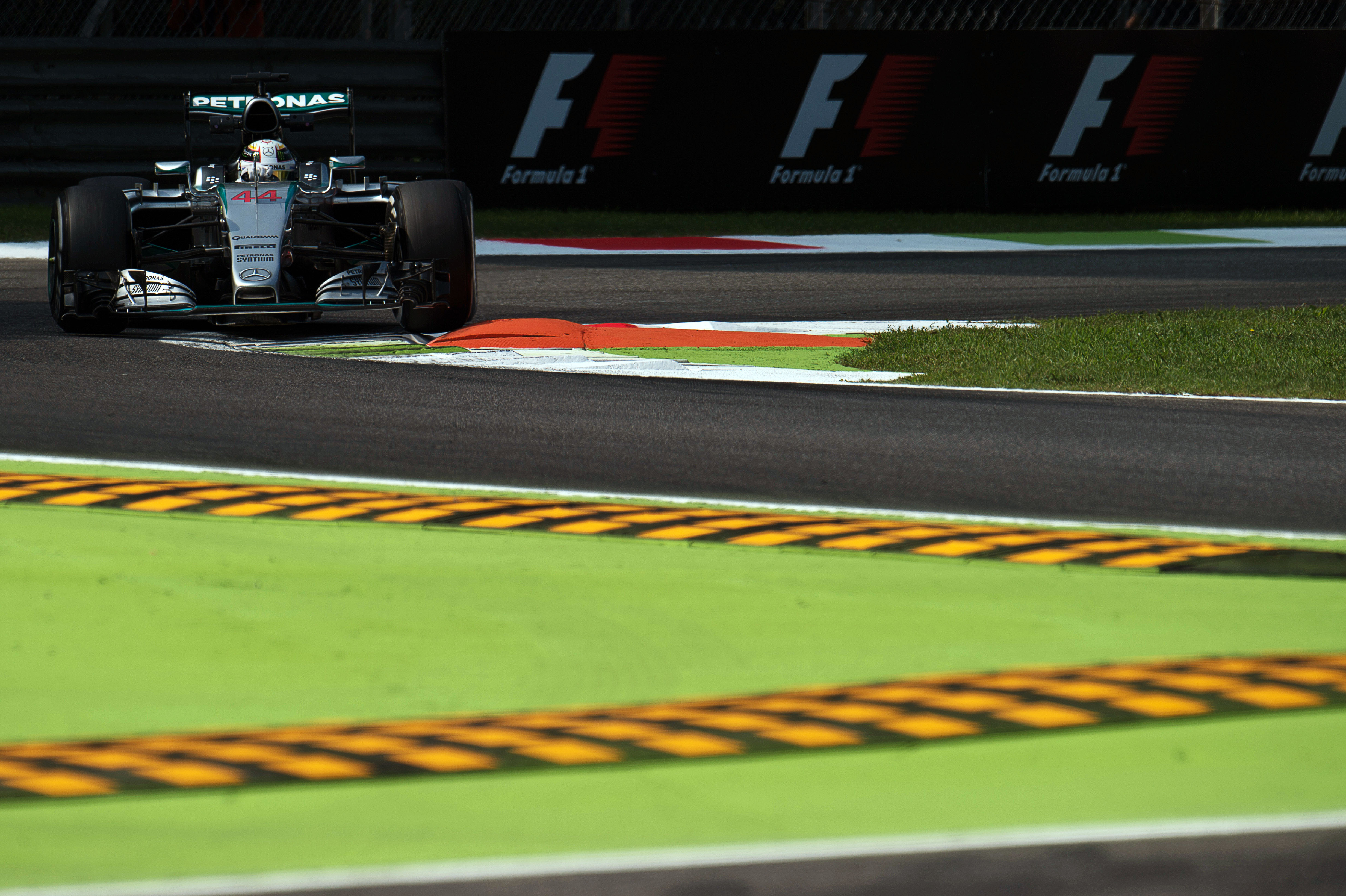 VT2: Hamilton nipt voor Rosberg