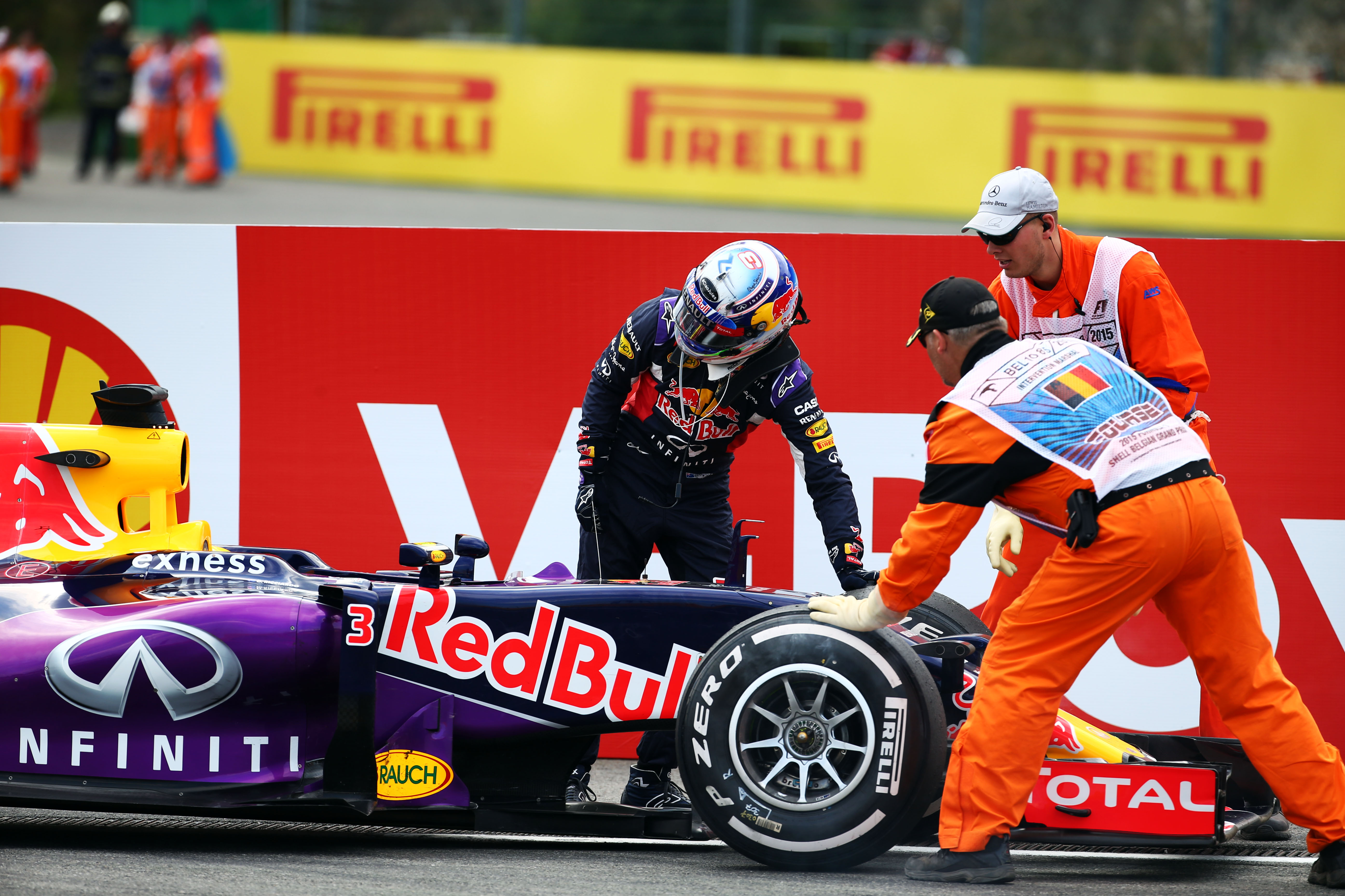 Gridstraffen voor Ricciardo en Kvyat