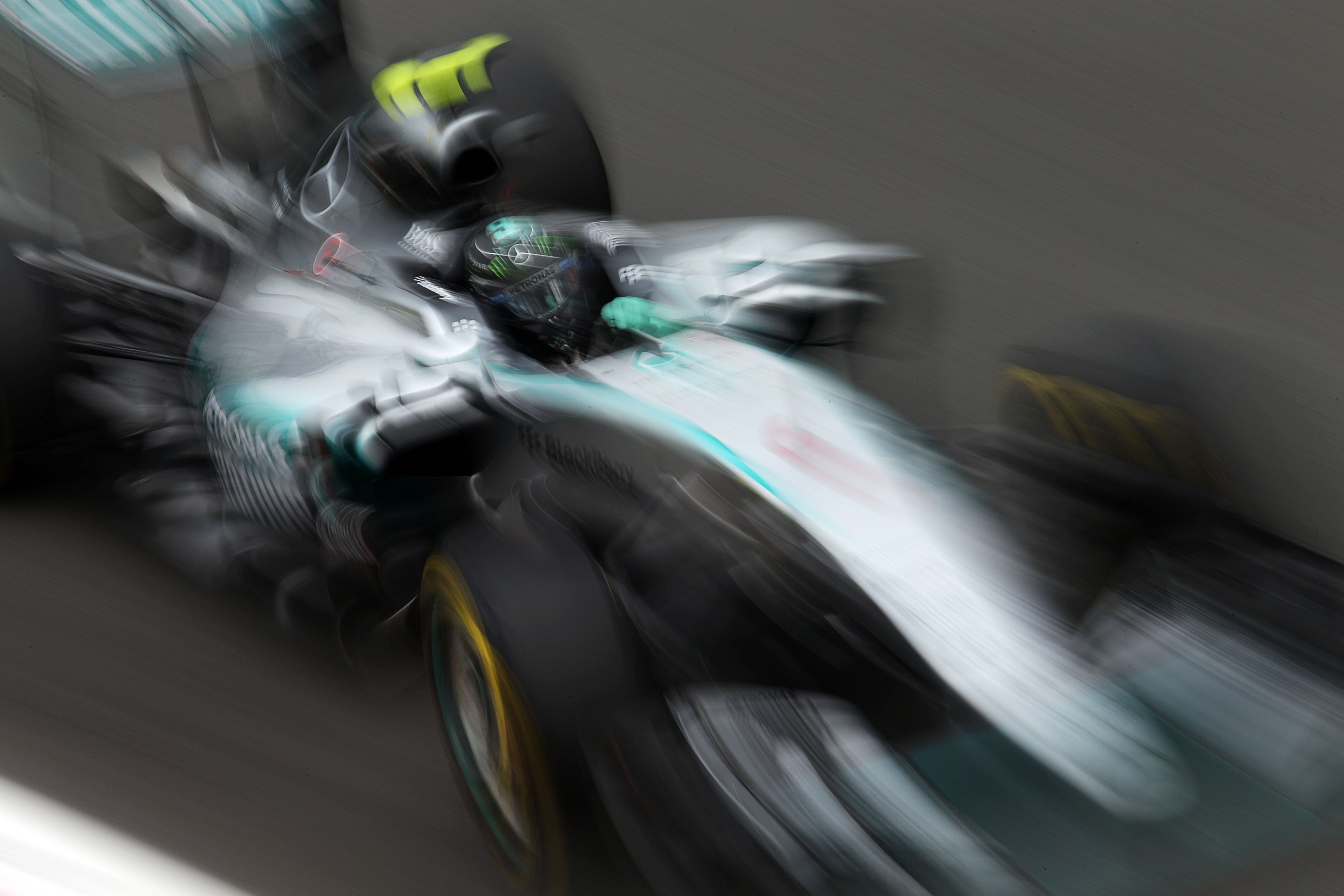 VT1: Rosberg snelste, Hamilton worstelt