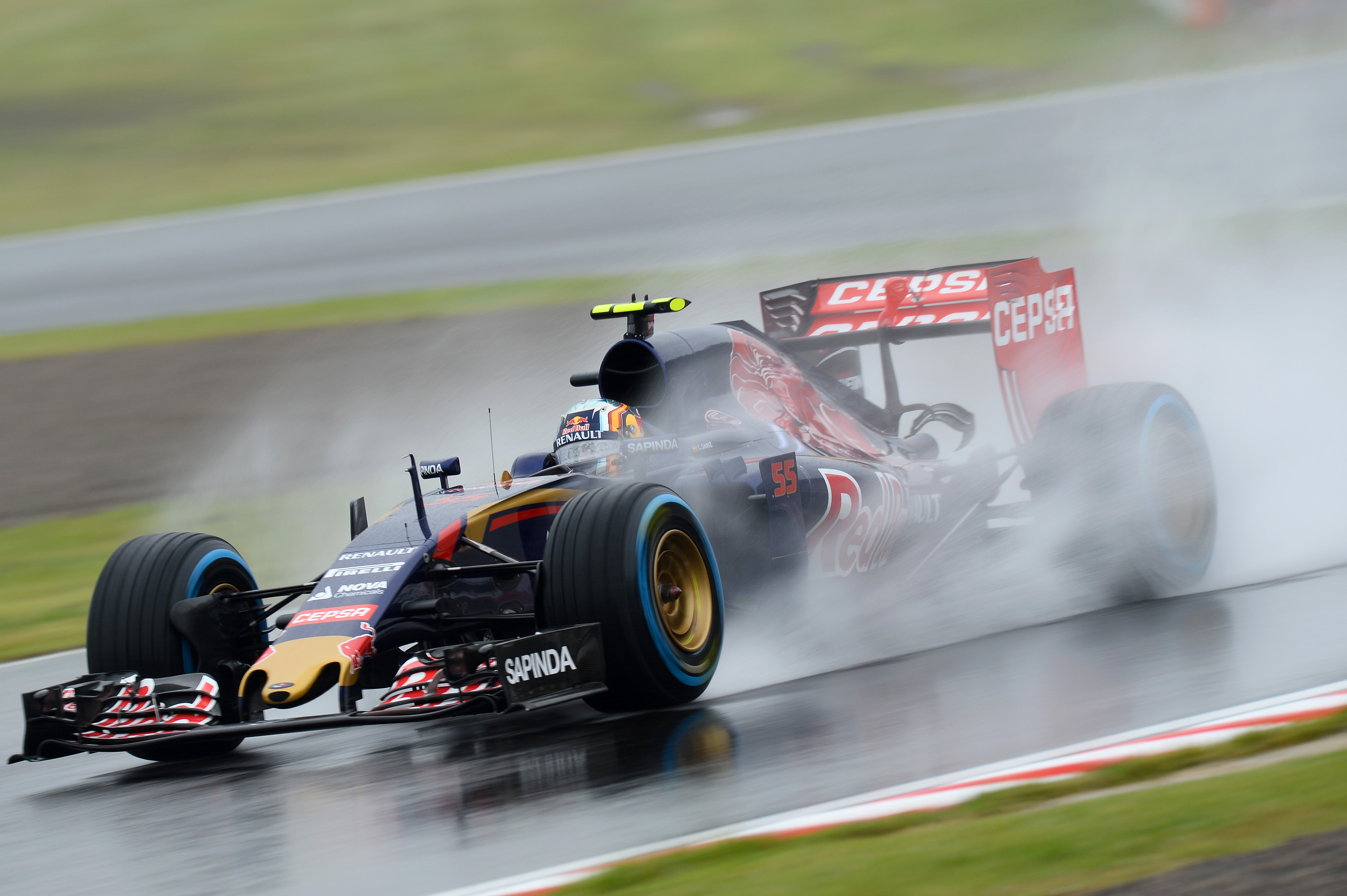 VT1: Sainz snelste op nat Suzuka, Verstappen zesde