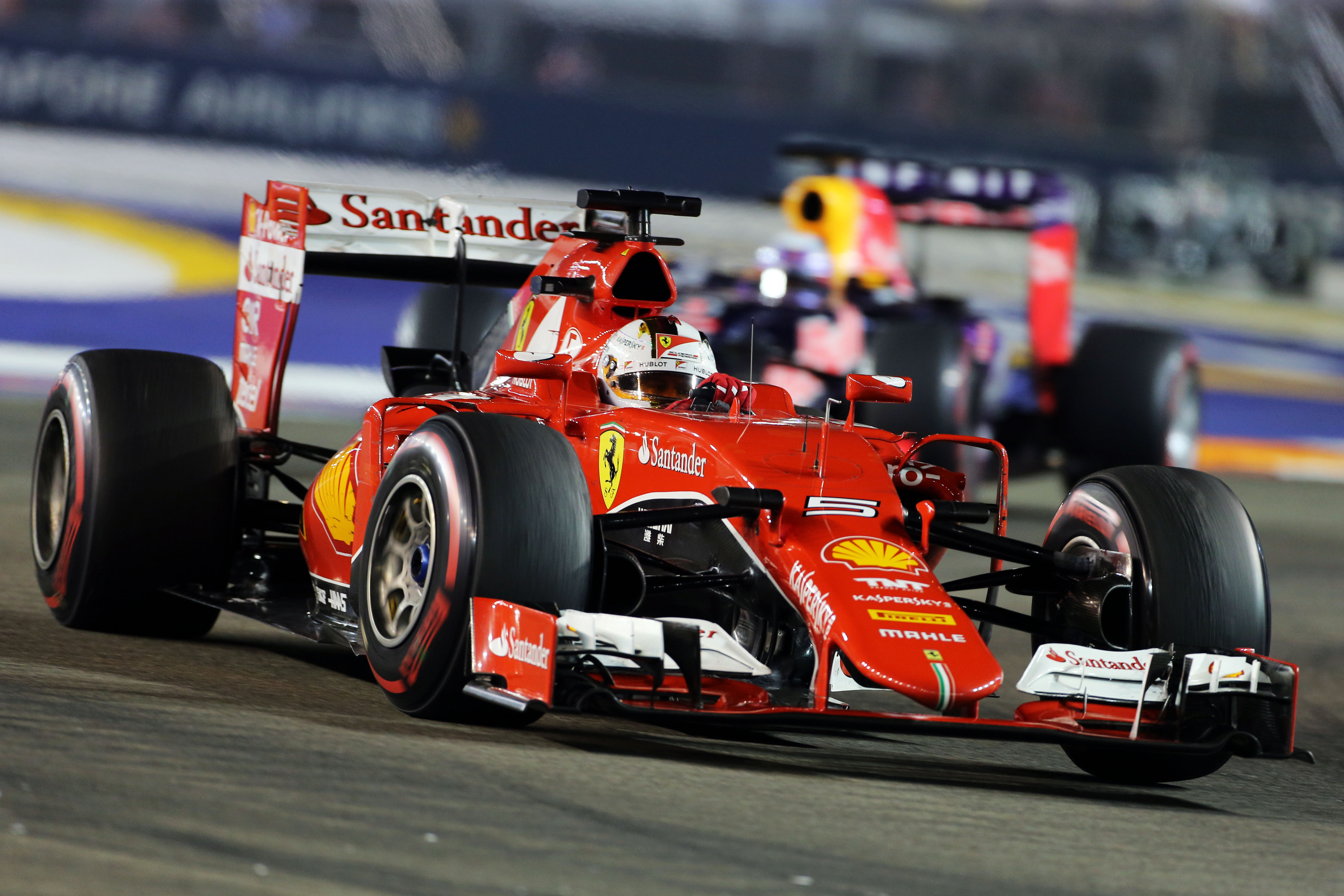 Race: Vettel heerst in Singapore, Verstappen achtste