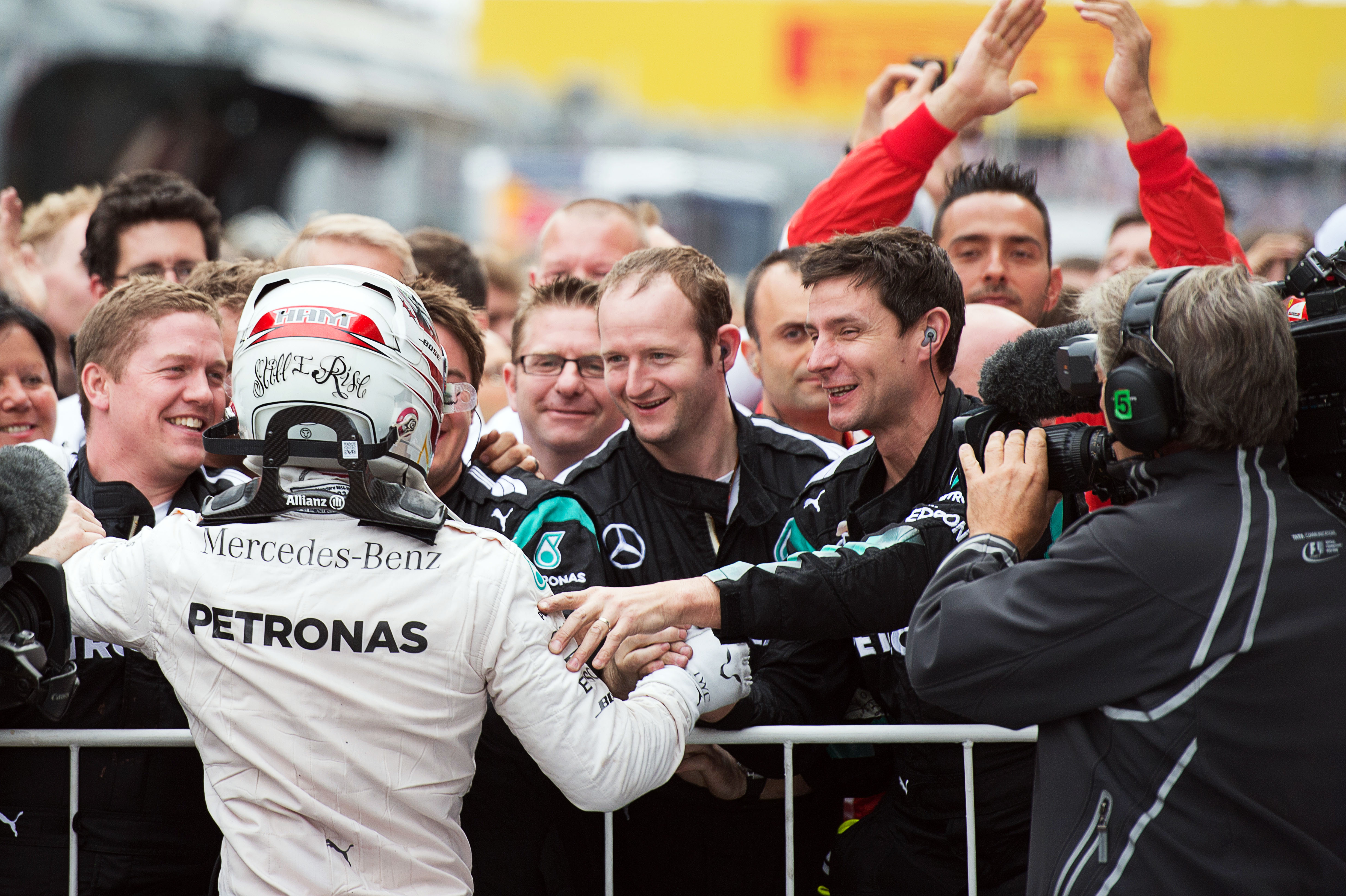 Mercedes pakt constructeurstitel na tijdstraf Räikkönen