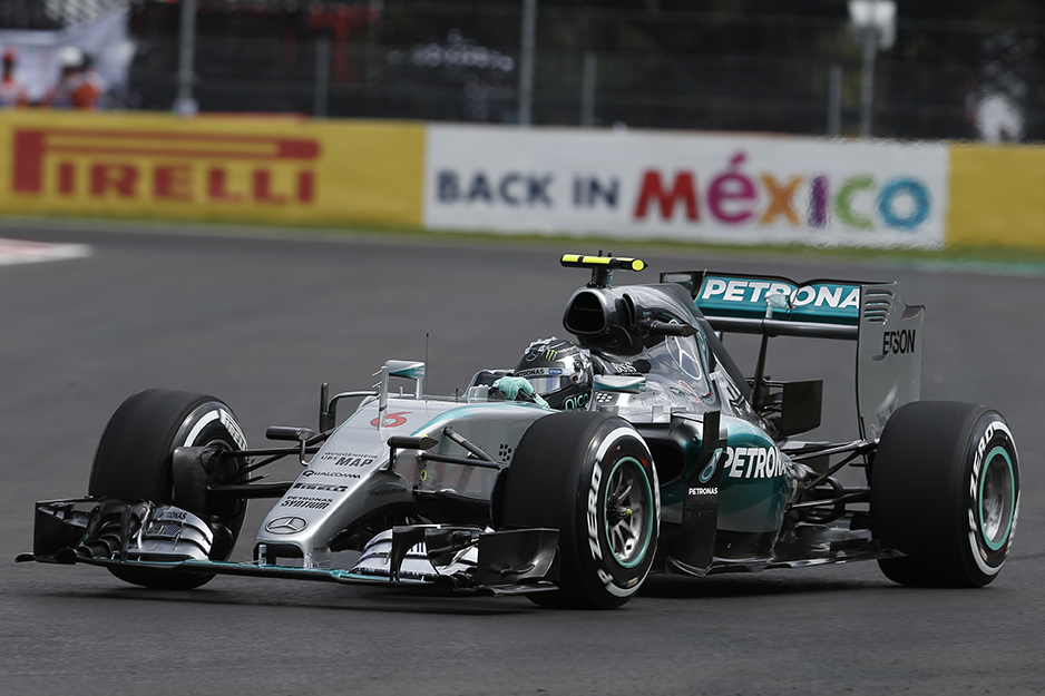VT2: Verstappen crasht, Rosberg snelste