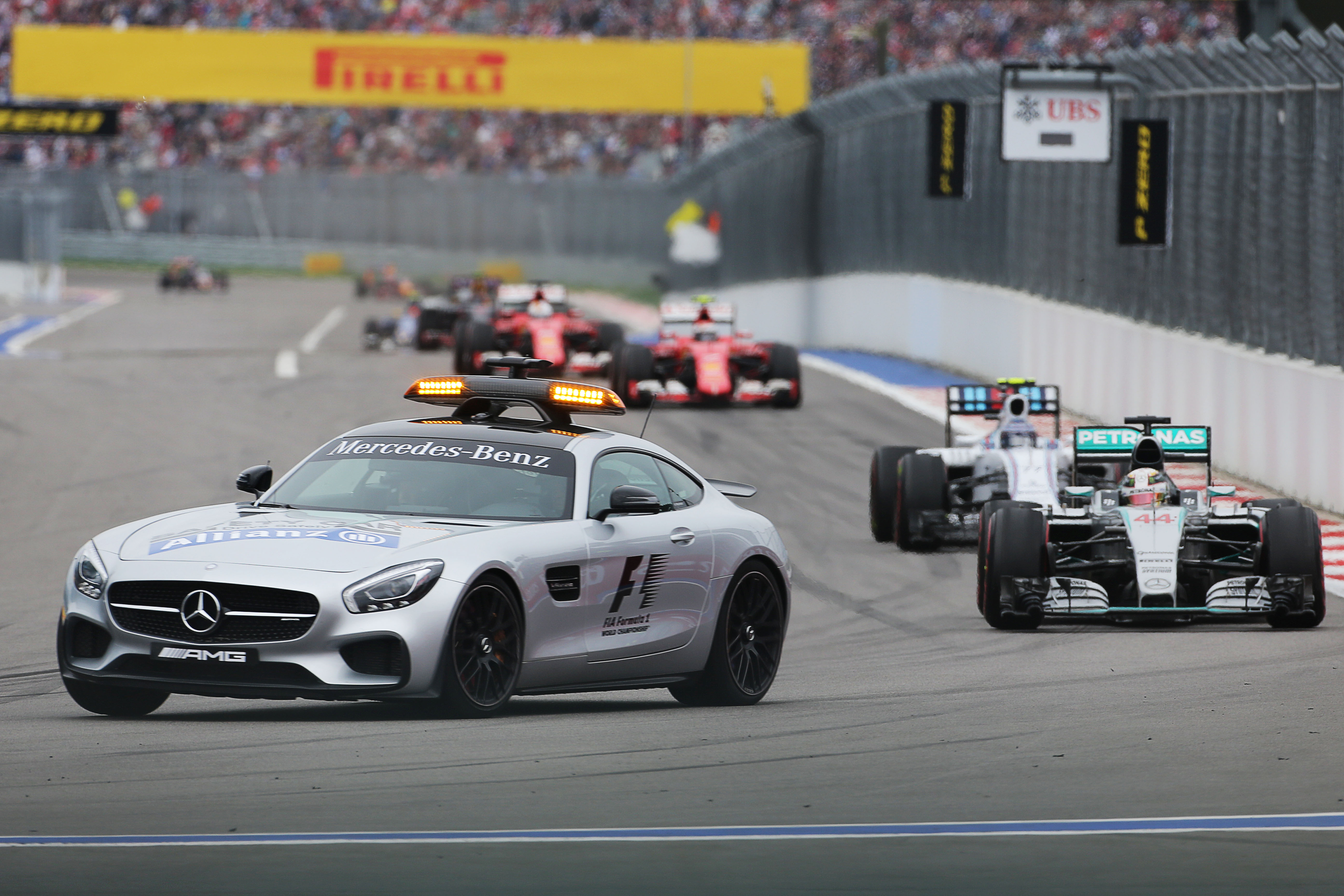 Race: Hamilton neemt voorschot op titel na uitvallen Rosberg