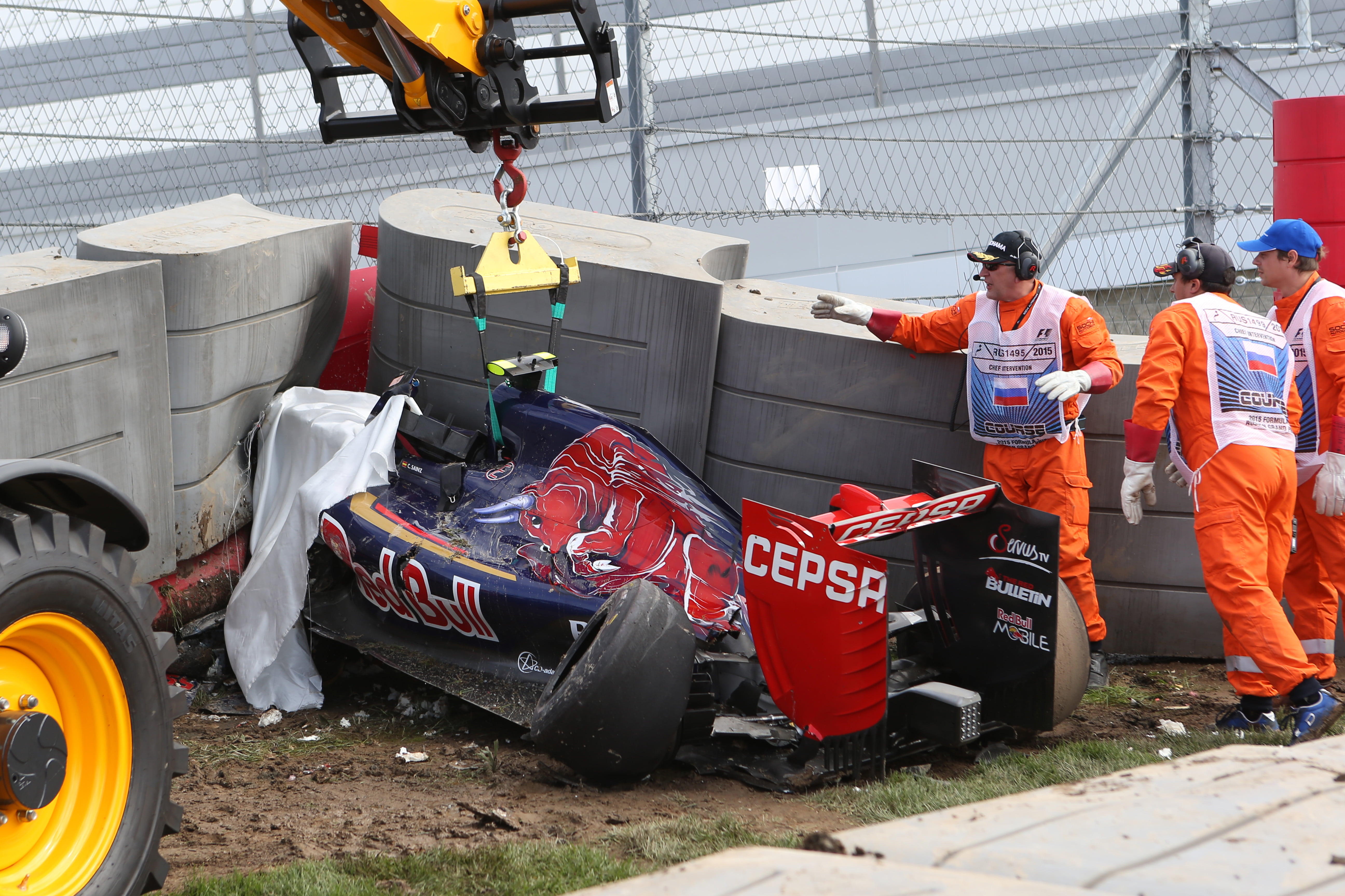 VT3: Training gestaakt na harde crash Sainz