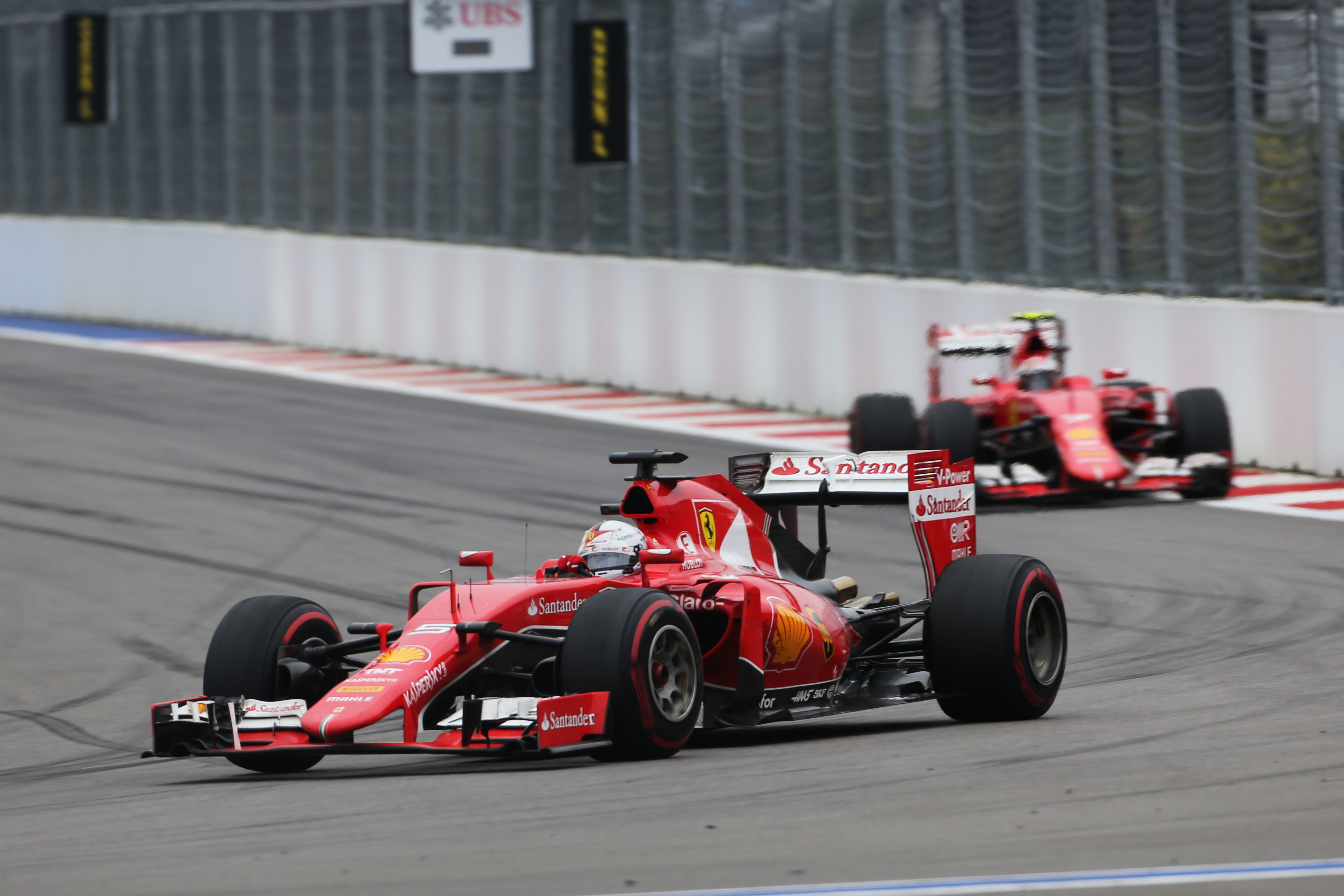 Vettel klimt naar P2, Räikkönen botst met Bottas