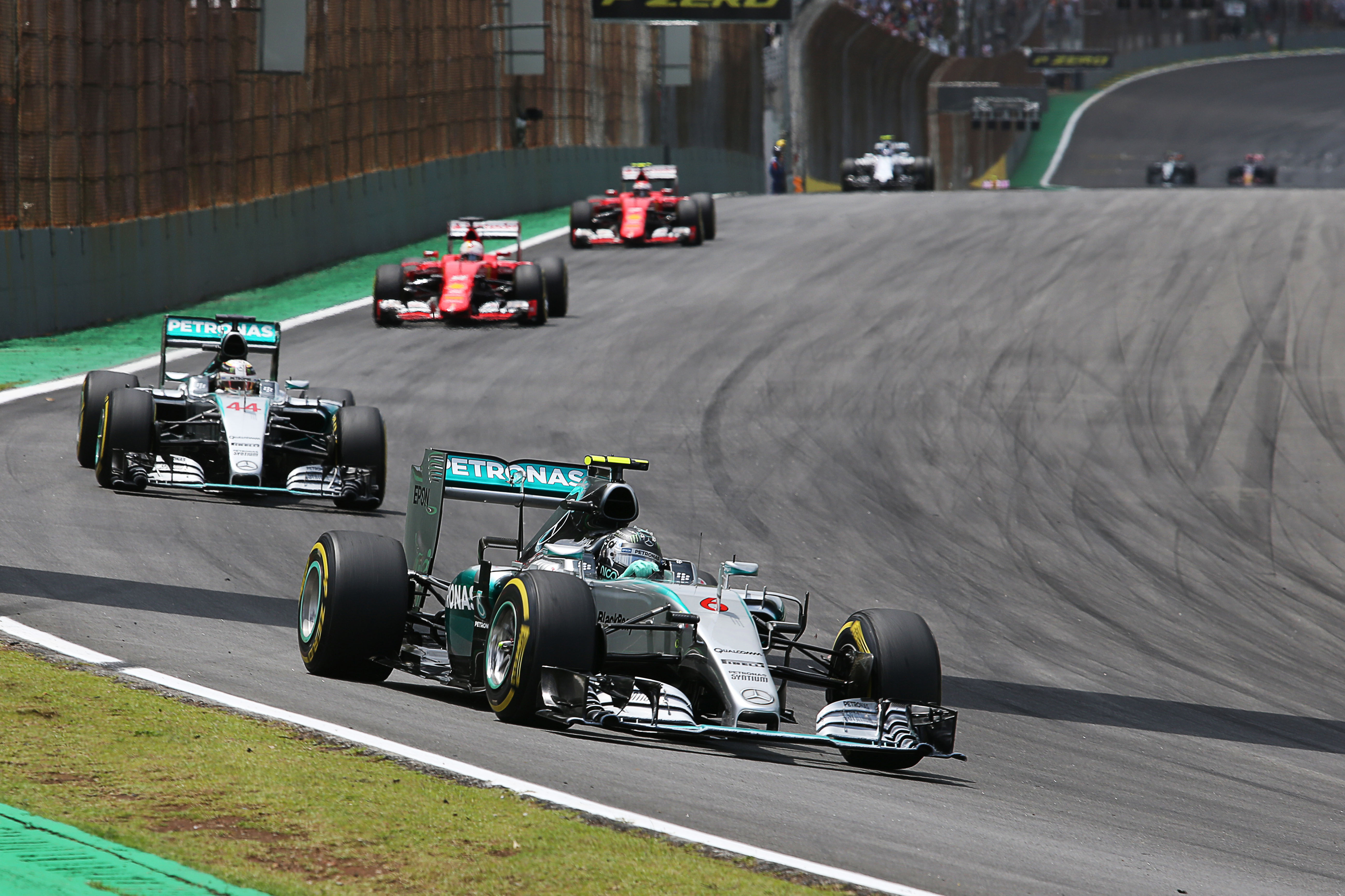 Race: Nico Rosberg wint Grand Prix van Brazilië