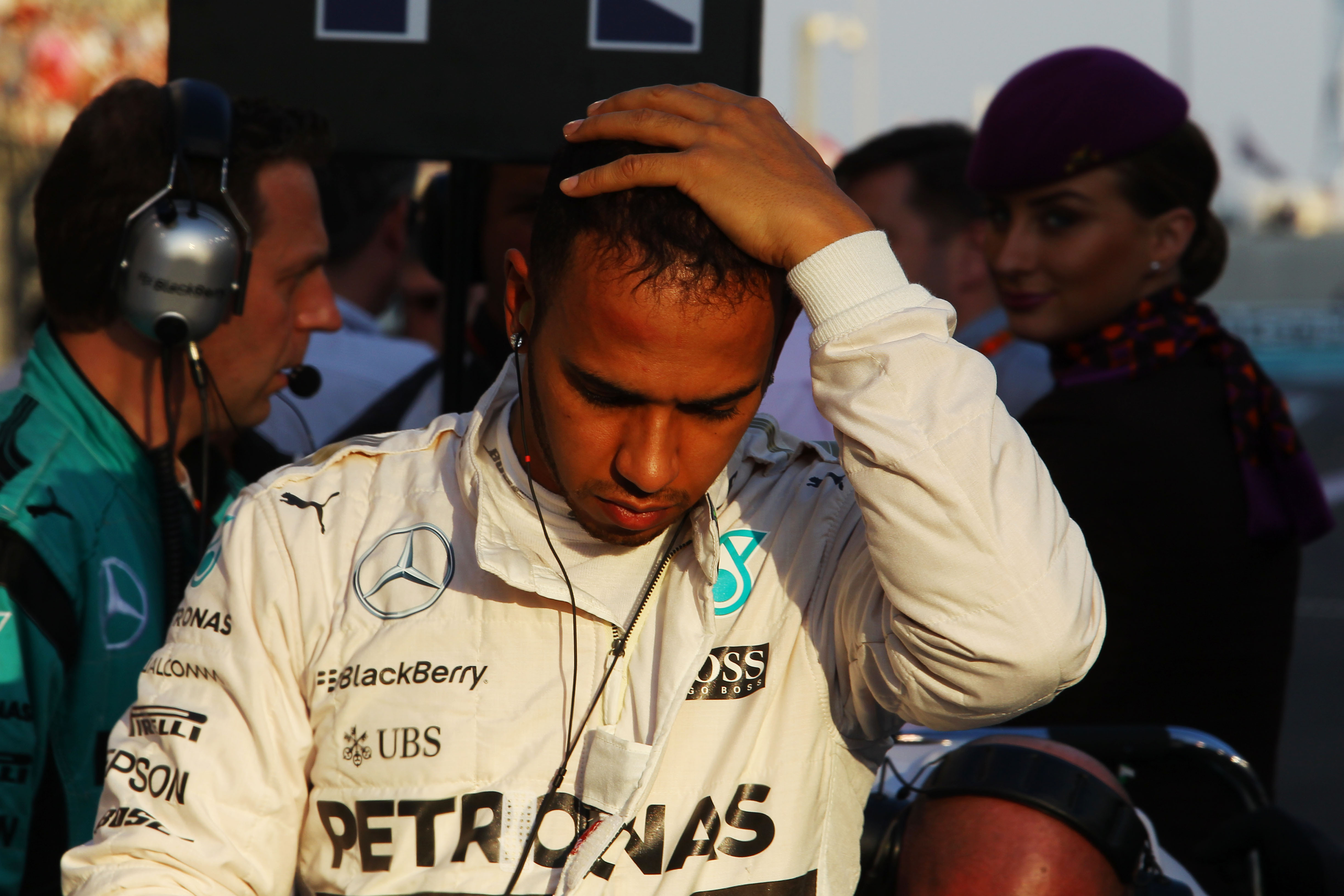 Mercedes gaat vormdip Hamilton onderzoeken