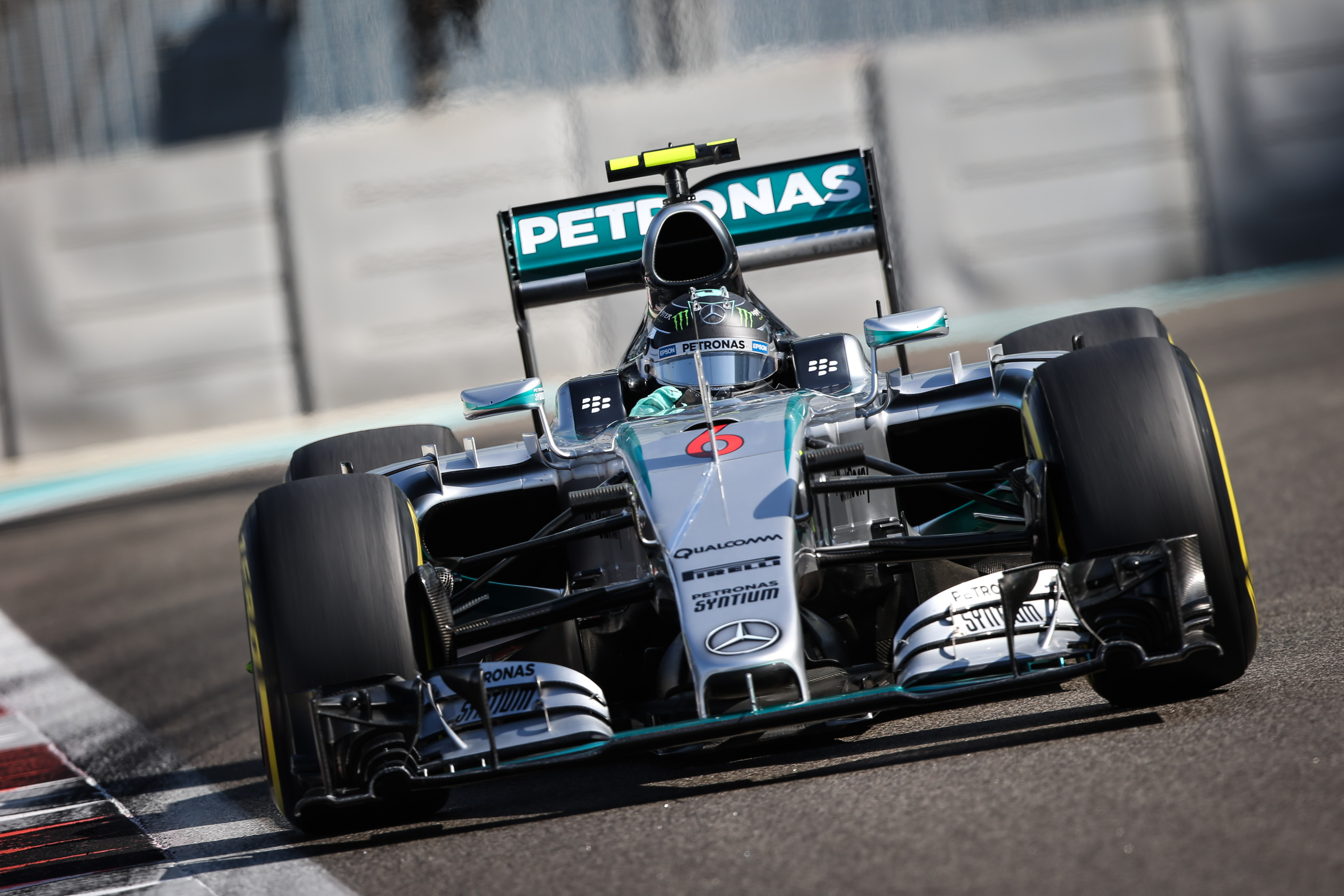 VT2: Rosberg naar P1, Verstappen dertiende