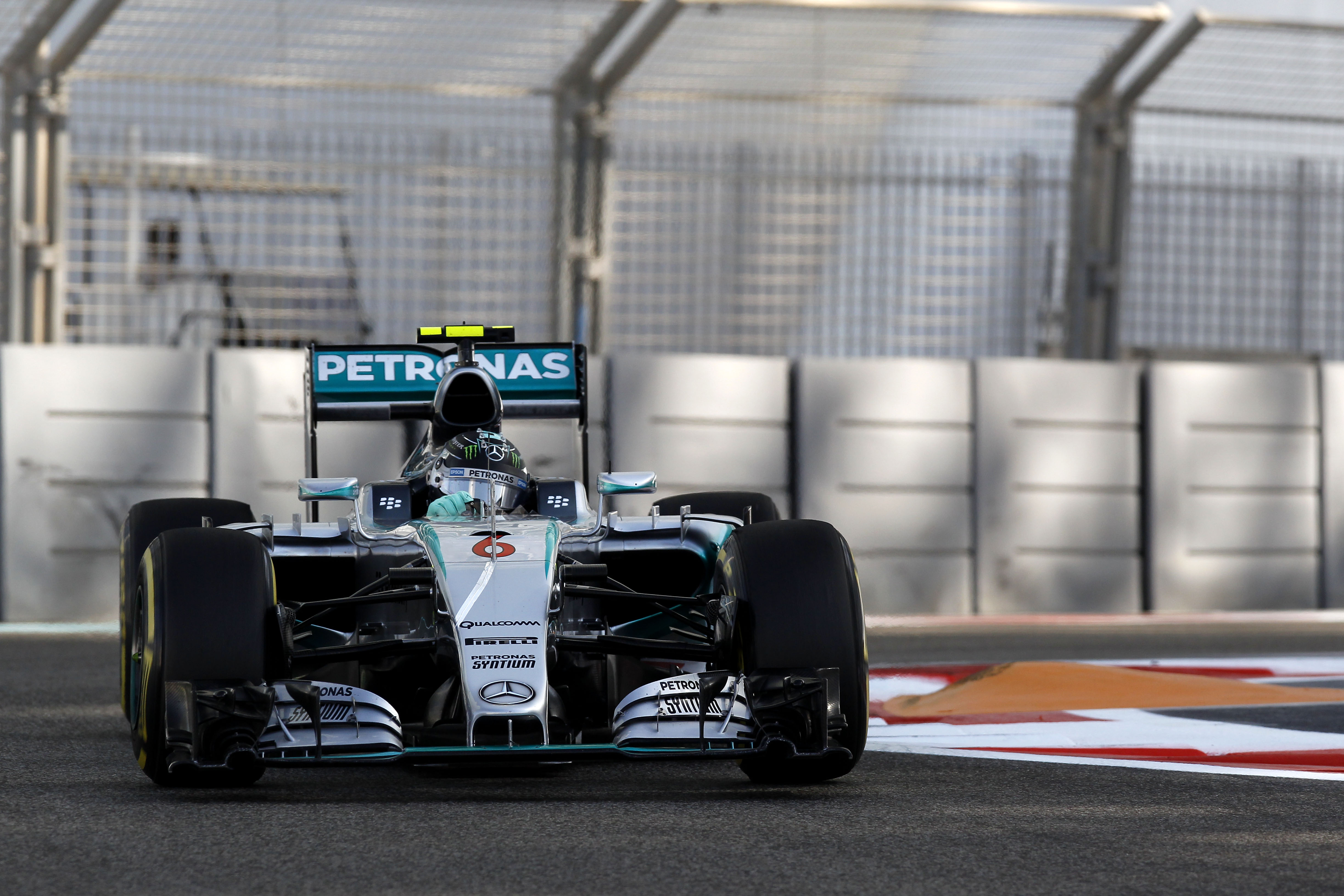 VT3: Rosberg blijft bovenaan