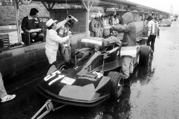 Masahiro Hasemi in de Kojima, vlak voor de start van de Grand Prix van Japan in 1976.