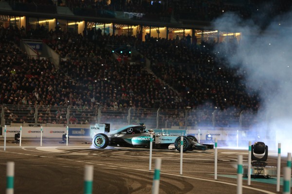 Hamilton in de W06 tijdens een Mercedes-event in Stuttgart afgelopen december