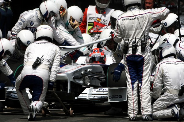 Robert Kubica (POL) BMW Sauber F1.09 makes a pit stop. Formula One World Championship, Rd 5, Spanish Grand Prix, Race, Barcelona, Spain, Sunday 10 May 2009. BEST IMAGE