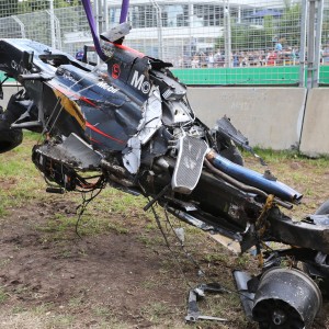 Van Alonso's McLaren was na de crash niets meer over.