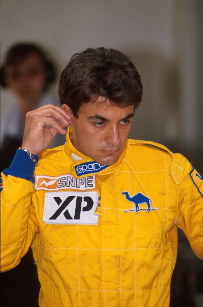 Jean Alesi kon met dank aan sponsor Camel bij Tyrrell instappen in 1989.