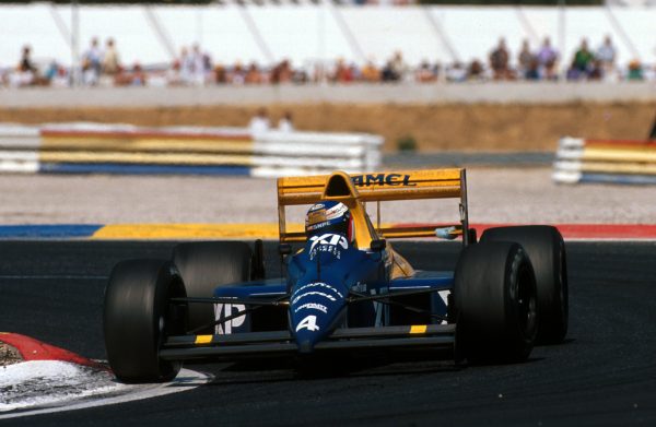 Jean Alesi kende een sensationeel debuut op Paul Ricard, even lag hij tweede, maar hij viel terug tot de vierde plaats. 