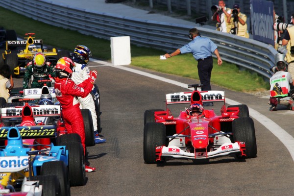 Rubens wordt binnengehaald als de eerste winnaar van de Chinese Grand Prix.