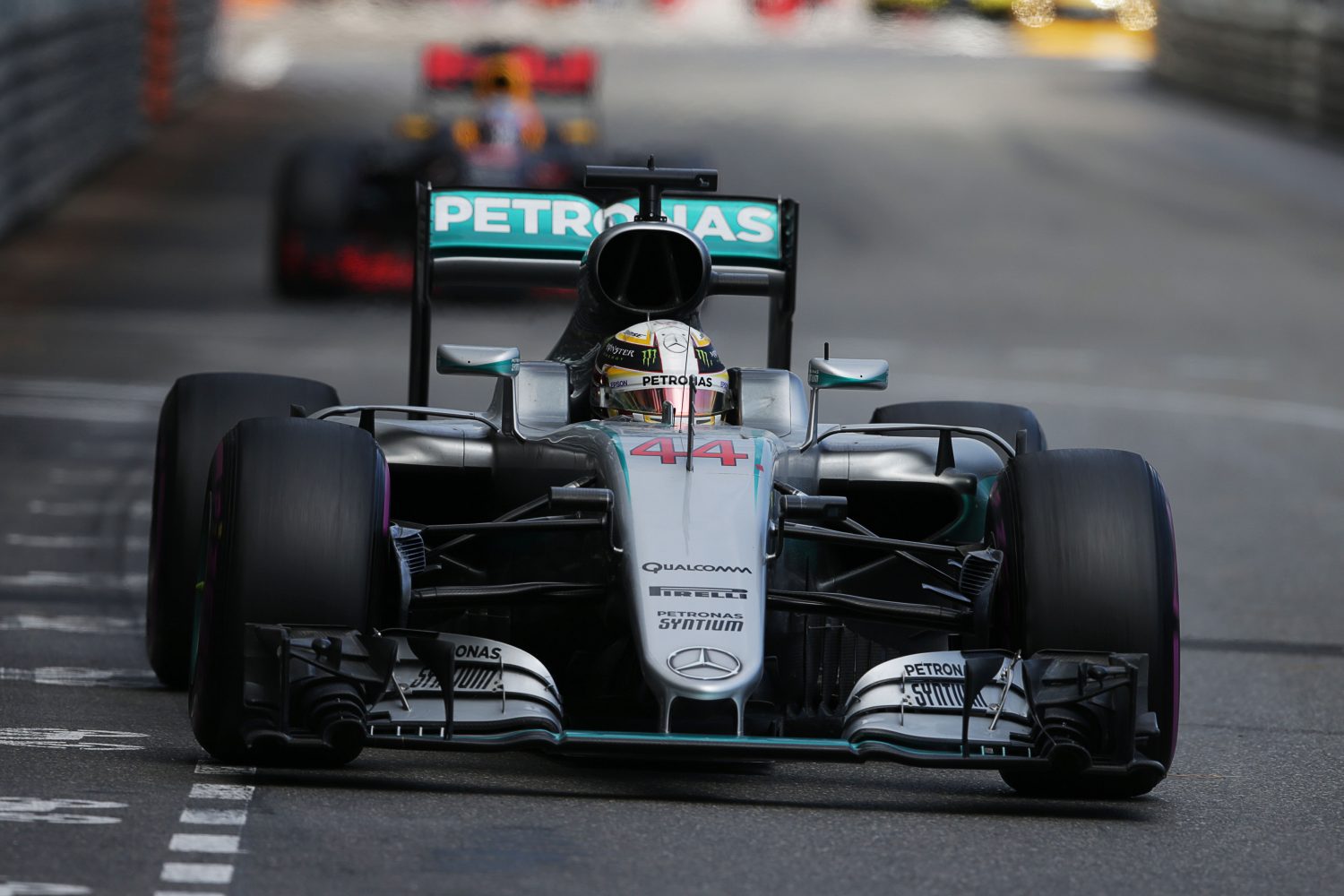 Race: Hamilton wint dankzij blunder Red Bull