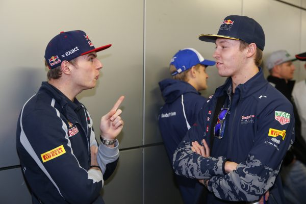 Max Verstappen in gesprek met Daniil Kvyat