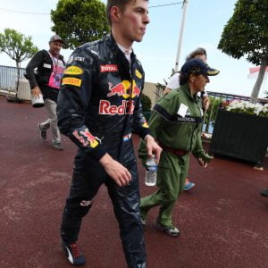 Verstappen loopt na zijn crash teleurgesteld terug naar de pits