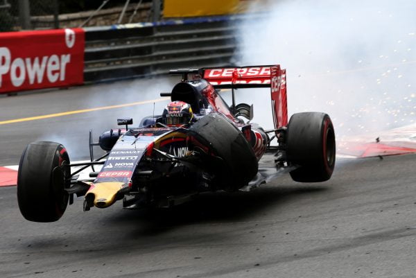 Verstappen voordat hij in de bandenstapel van Monaco terechtkomt.