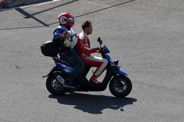 Vettel verruilt zijn Ferrari niet geheel vrijwillig voor een scooter.
