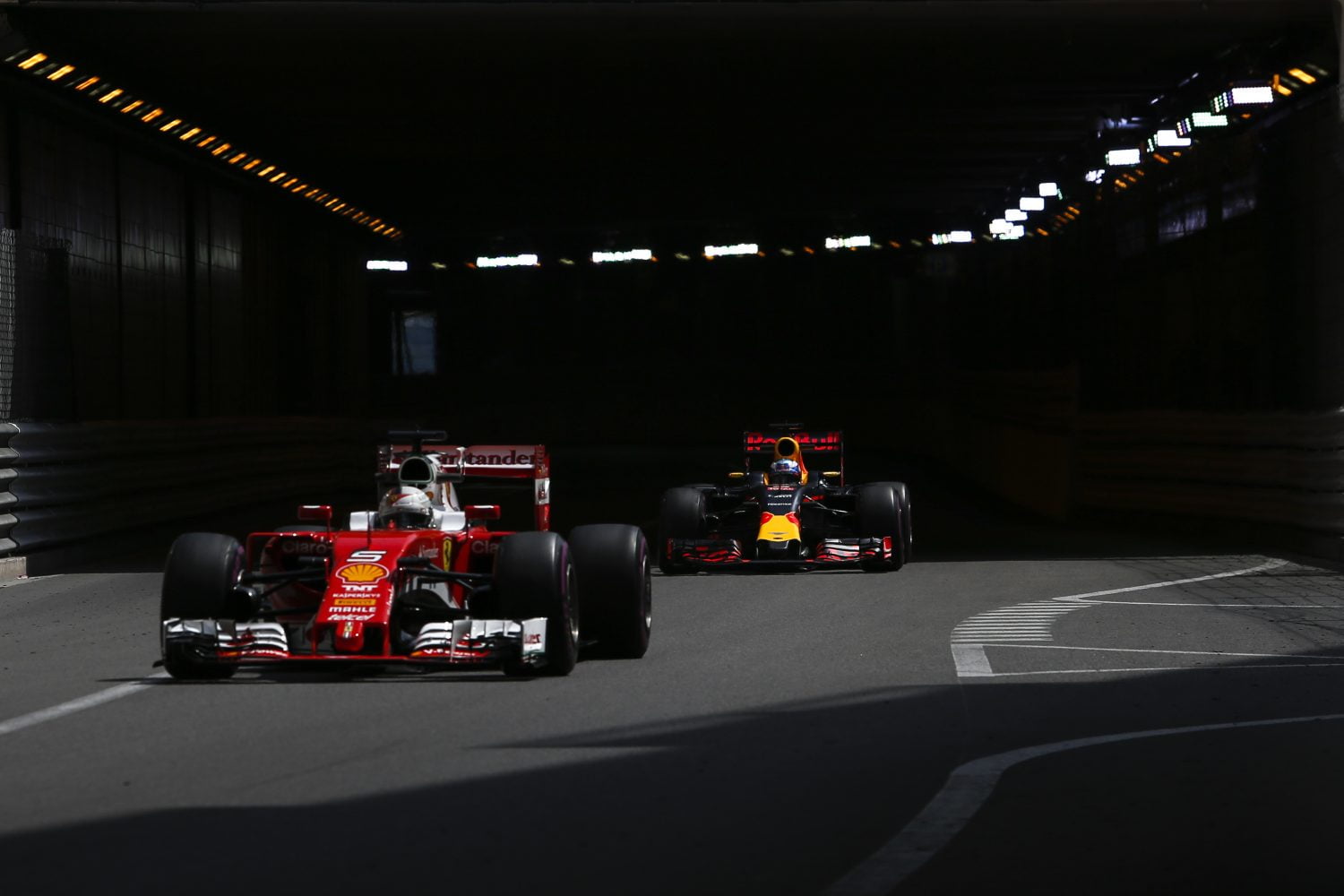 ‘Red Bull en Ferrari hebben flexvleugels’