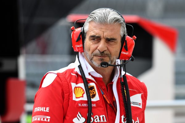 Ferrari-teambaas Maurizio Arrivabene aan het werk tijdens de GP in Rusland.