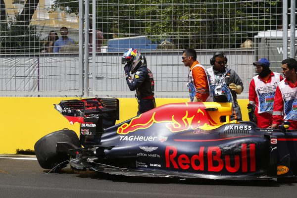 www.sutton-images.com Daniel Ricciardo (AUS) Red Bull Racing RB12 crashed in FP1 at Formula One World Championship, Rd8, European Grand Prix, Practice, Baku City Circuit, Baku, Azerbaijan, Friday 17 June 2016.