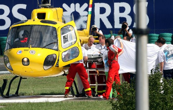 Felipe Massa wordt na zijn zware ongeval de traumahelikopter in getild.