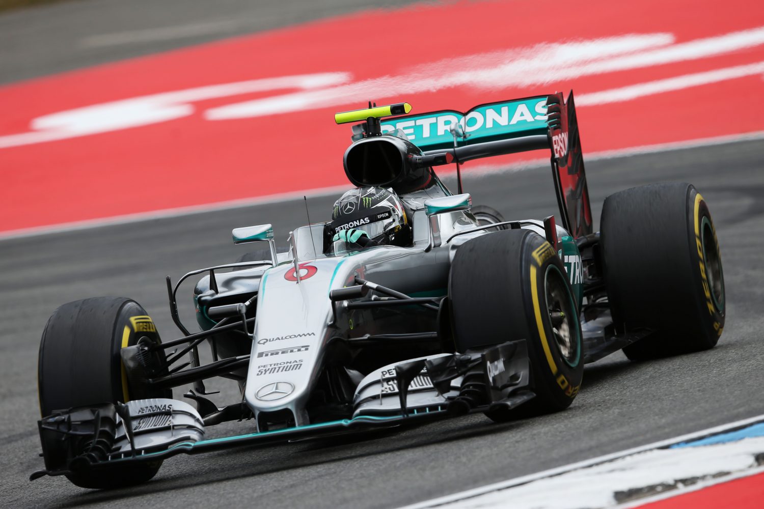 VT1: Rosberg trakteert thuispubliek op P1