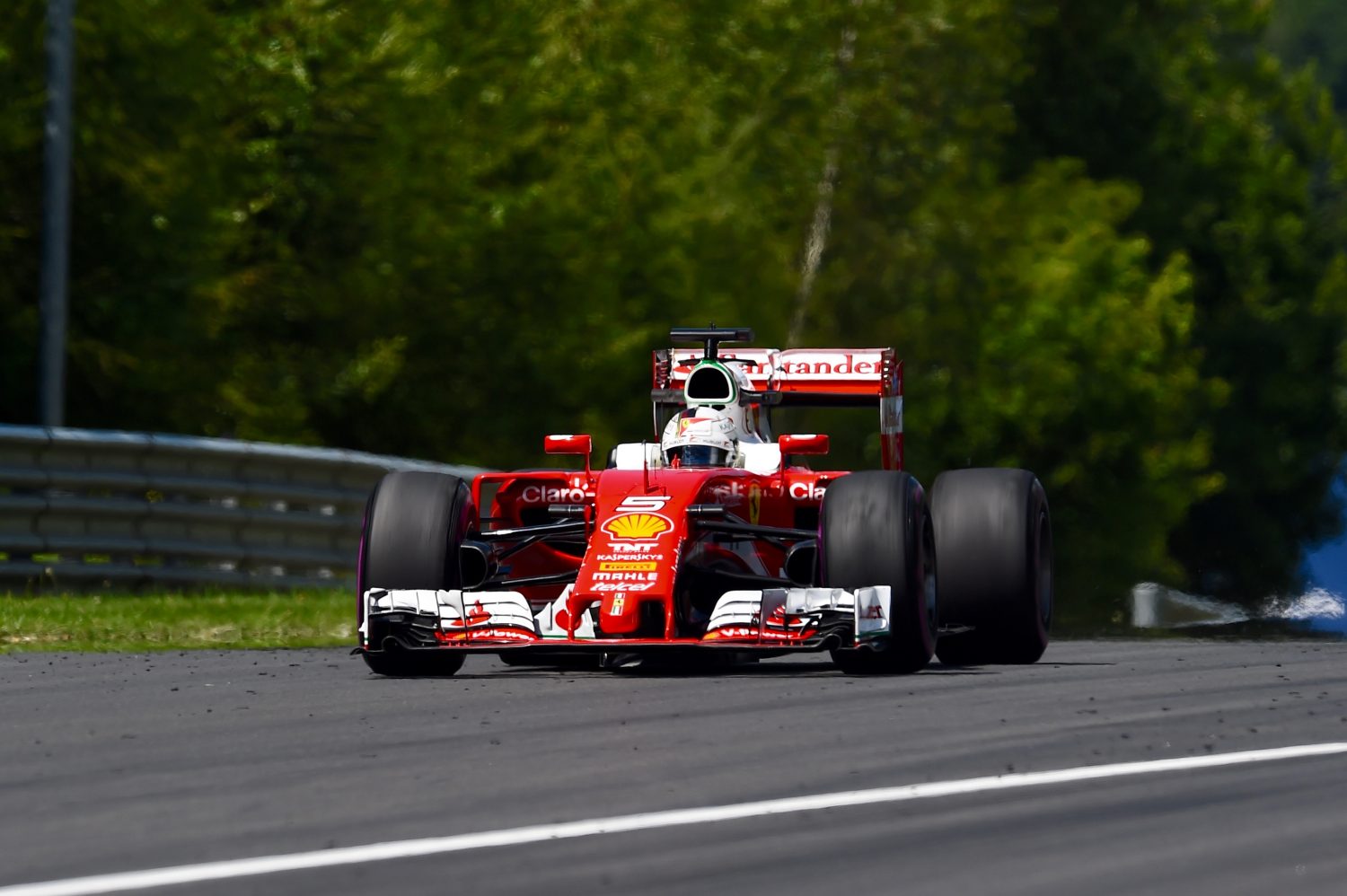 VT3: Ferrari grijpt de kop, Rosberg crasht
