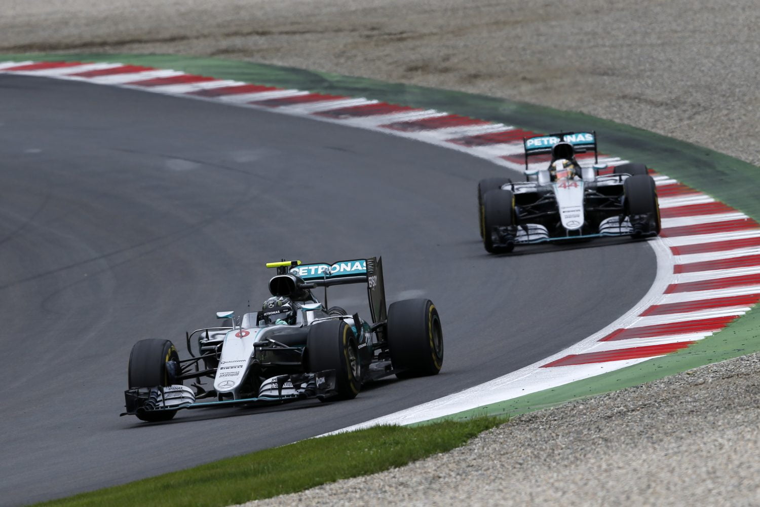 Race: Hamilton wint na touché met Rosberg, Verstappen tweede