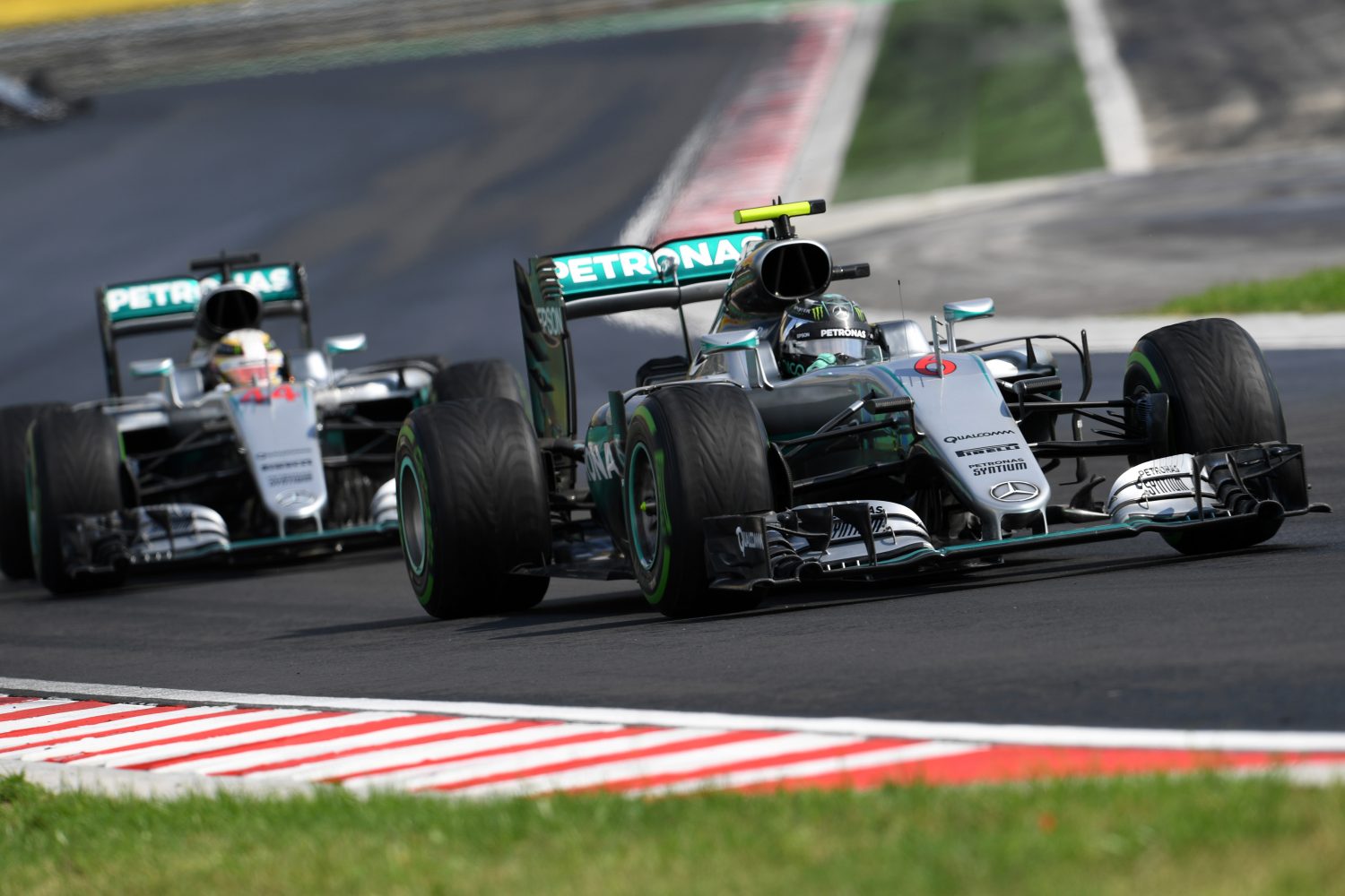 Kwalificatie: Rosberg pakt pole position in knotgekke sessie