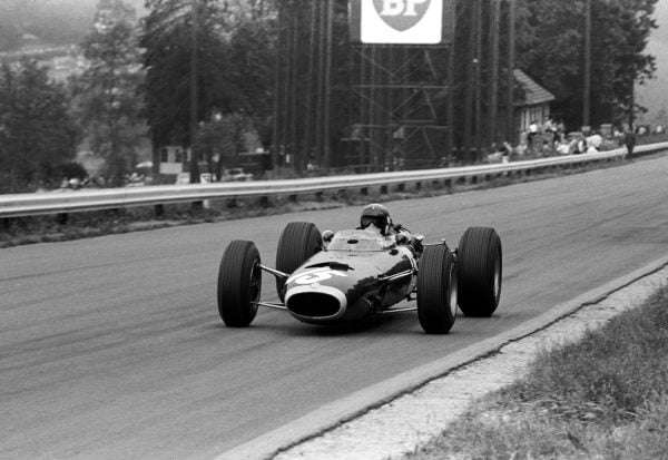 Jackie Stewart op Spa in de BRM waarmee hij even later de grootste crash uit zijn loopbaan zal maken.