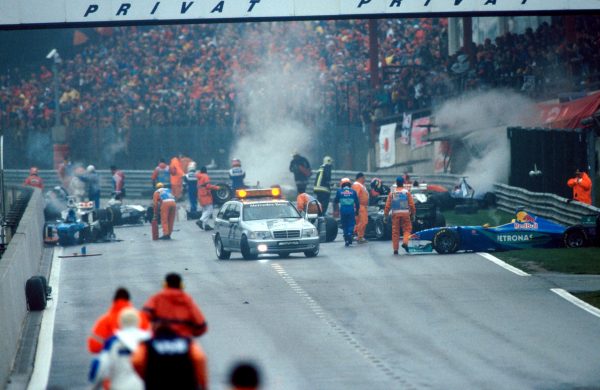 De enorme ravage na de startcrash in 1998. Wonderwel raakte er niemand gewond.