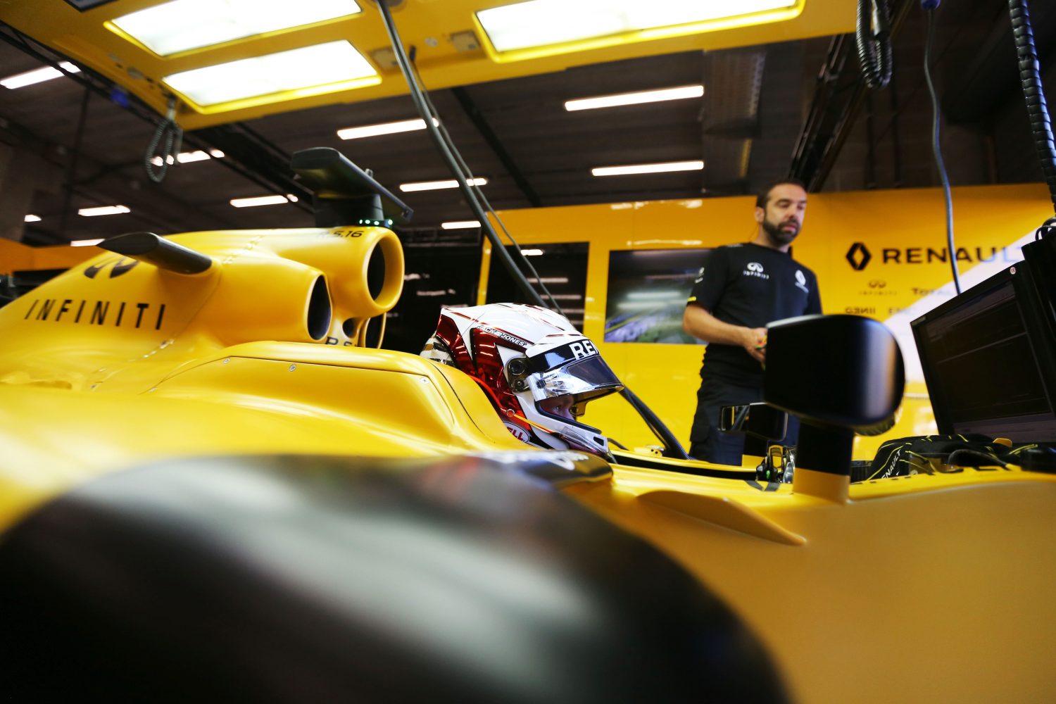FIA gaat crash Magnussen onderzoeken