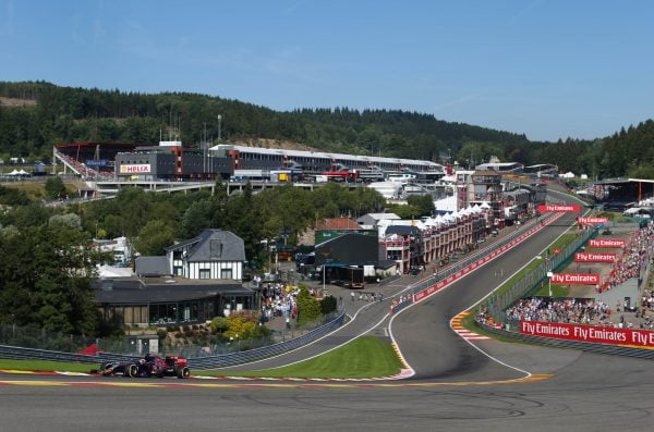 Max Verstappen door Eau Rouge in 2015