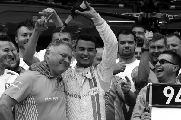 www.sutton-images.com Pascal Wehrlein (GER) Manor Racing celebrates tenth place with the team at Formula One World Championship, Rd9, Austrian Grand Prix, Race, Spielberg, Austria, Sunday 3 July 2016.