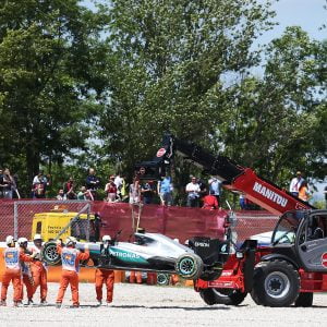 Moeilijk moment: Hamilton en Rosberg kegelden elkaar in Spanje na twee bochten van de baan.