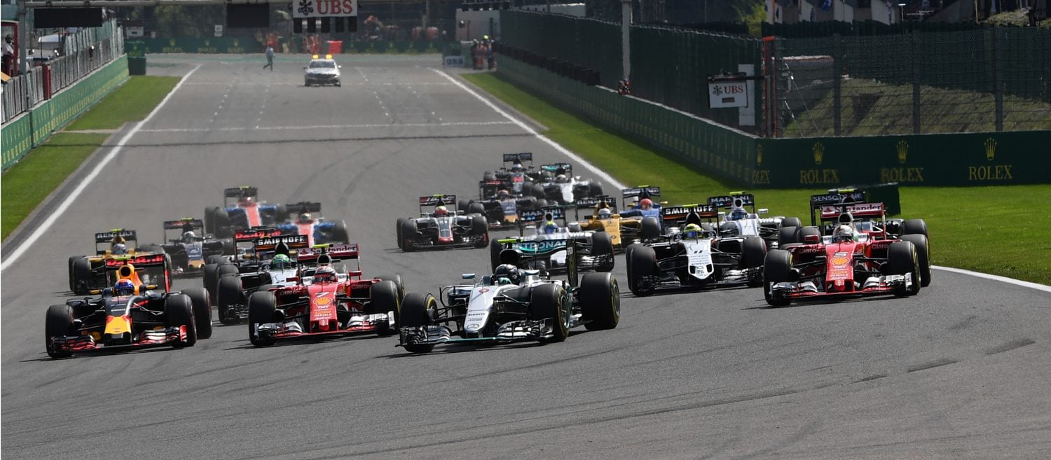 Race: Rosberg wint chaotische Belgische Grand Prix